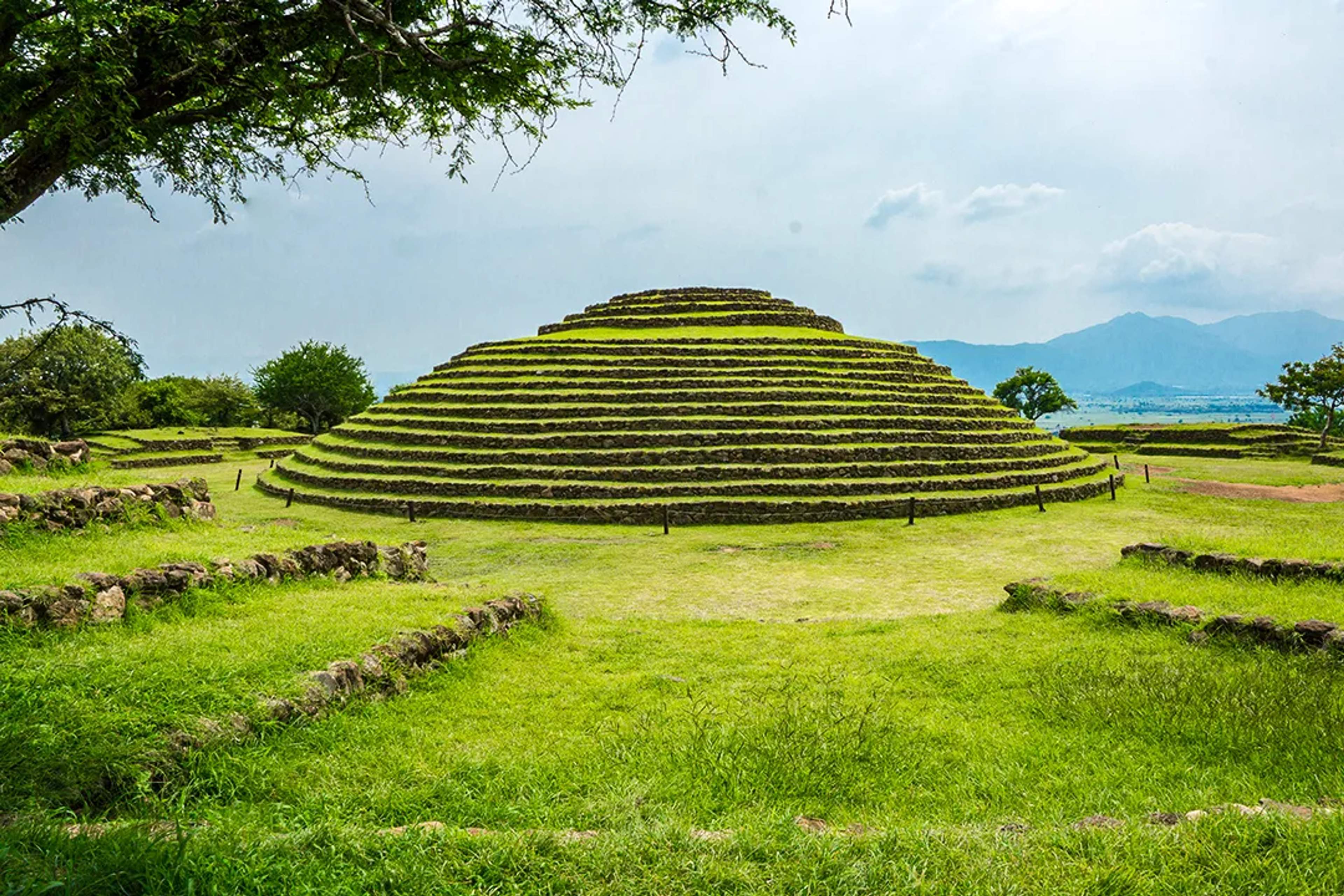 Pirámides circulares de Guachimontones y paisajes verdes en un tour cultural desde Puerto Vallarta.