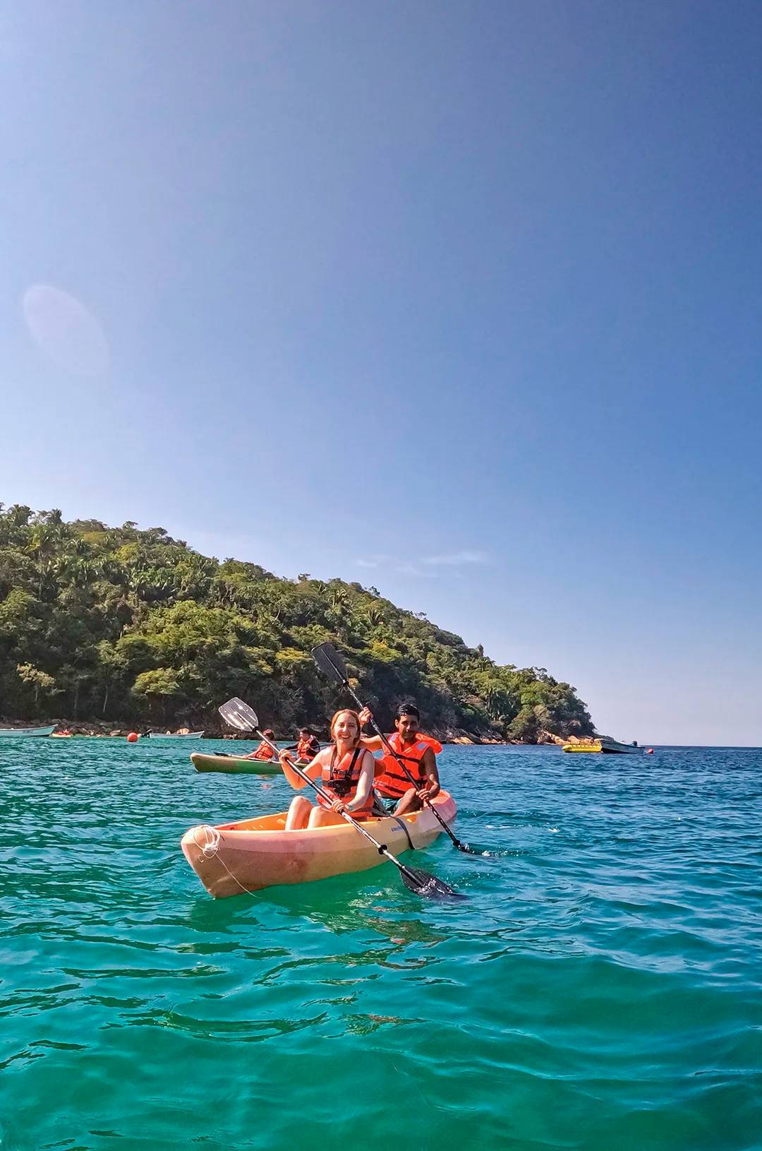 Amigos explorando Majahuitas en kayak.
