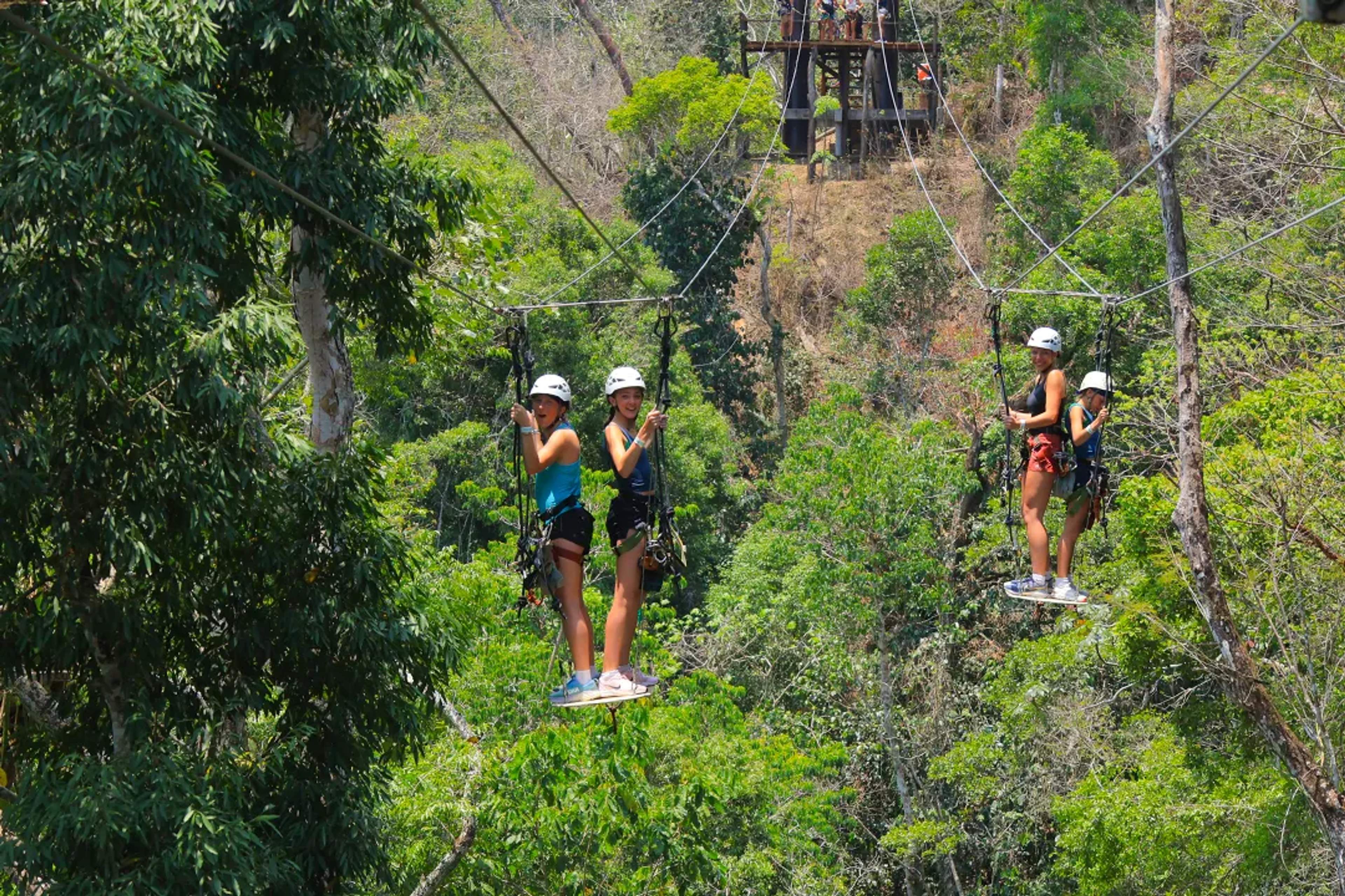 Plataformas de tirolesa en la selva de Puerto Vallarta cruzando cañones, tour Vallarta Adventures