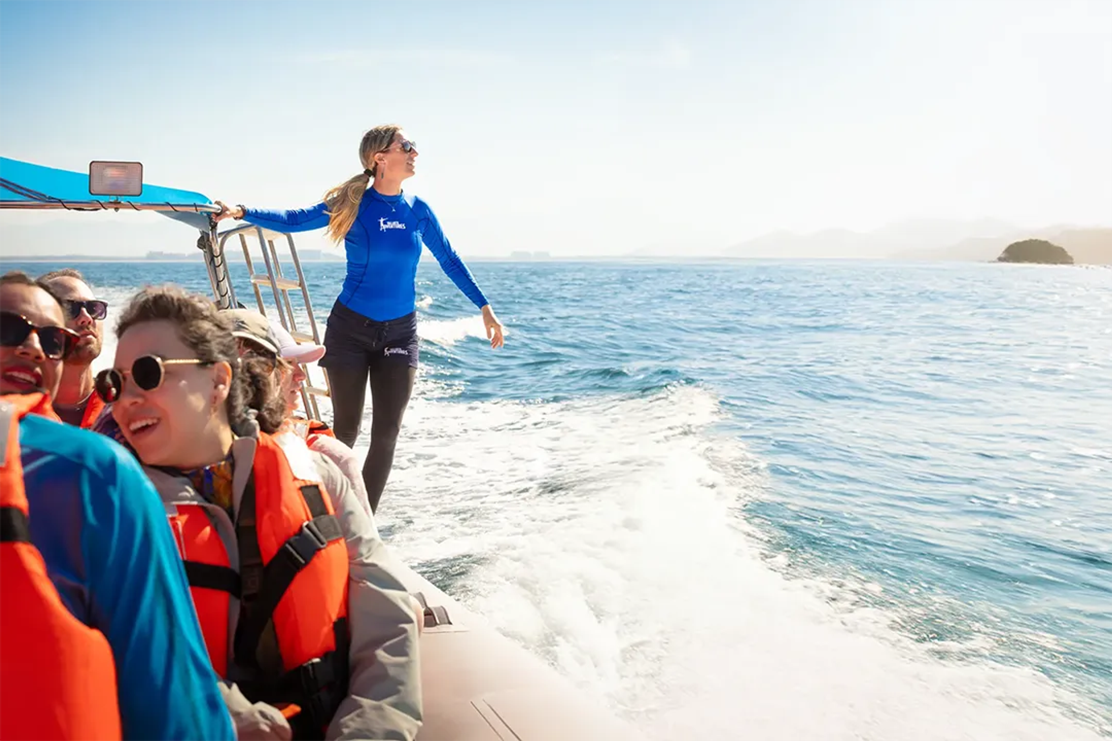Miembro del equipo de Vallarta Adventures en un tour de avistamiento de ballenas.