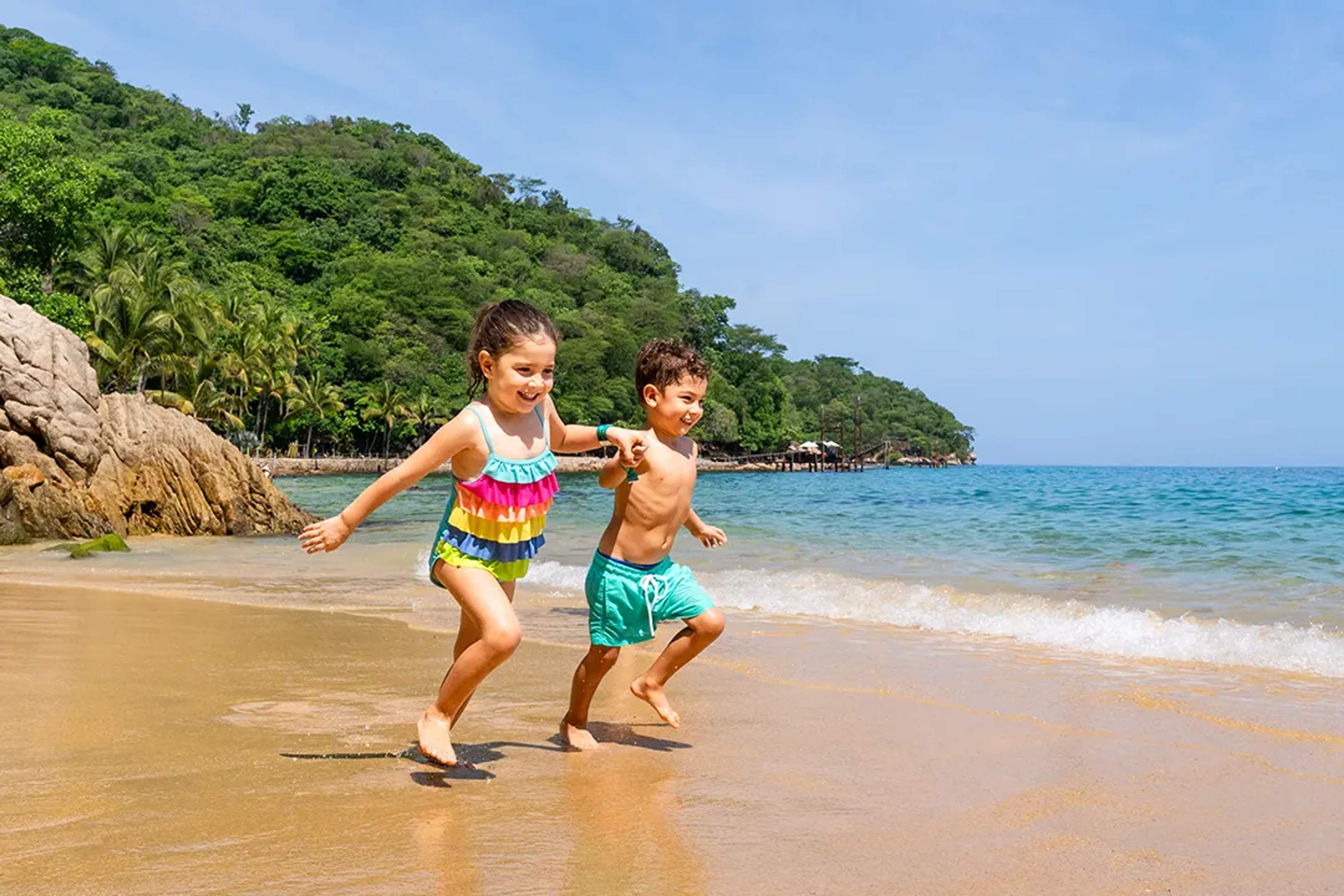 Niños corriendo en la playa durante el tour Las Caletas Beach Hideaway en Puerto Vallarta.