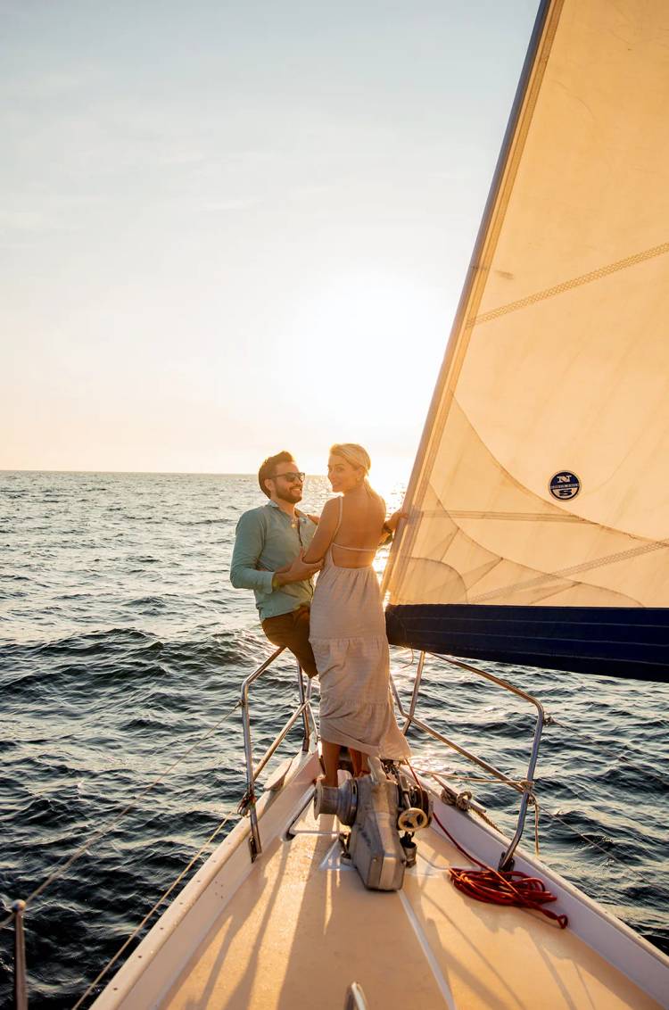 Pareja disfruta el New Year’s Sunset Sail en Puerto Vallarta con Vallarta Adventures al atardecer.