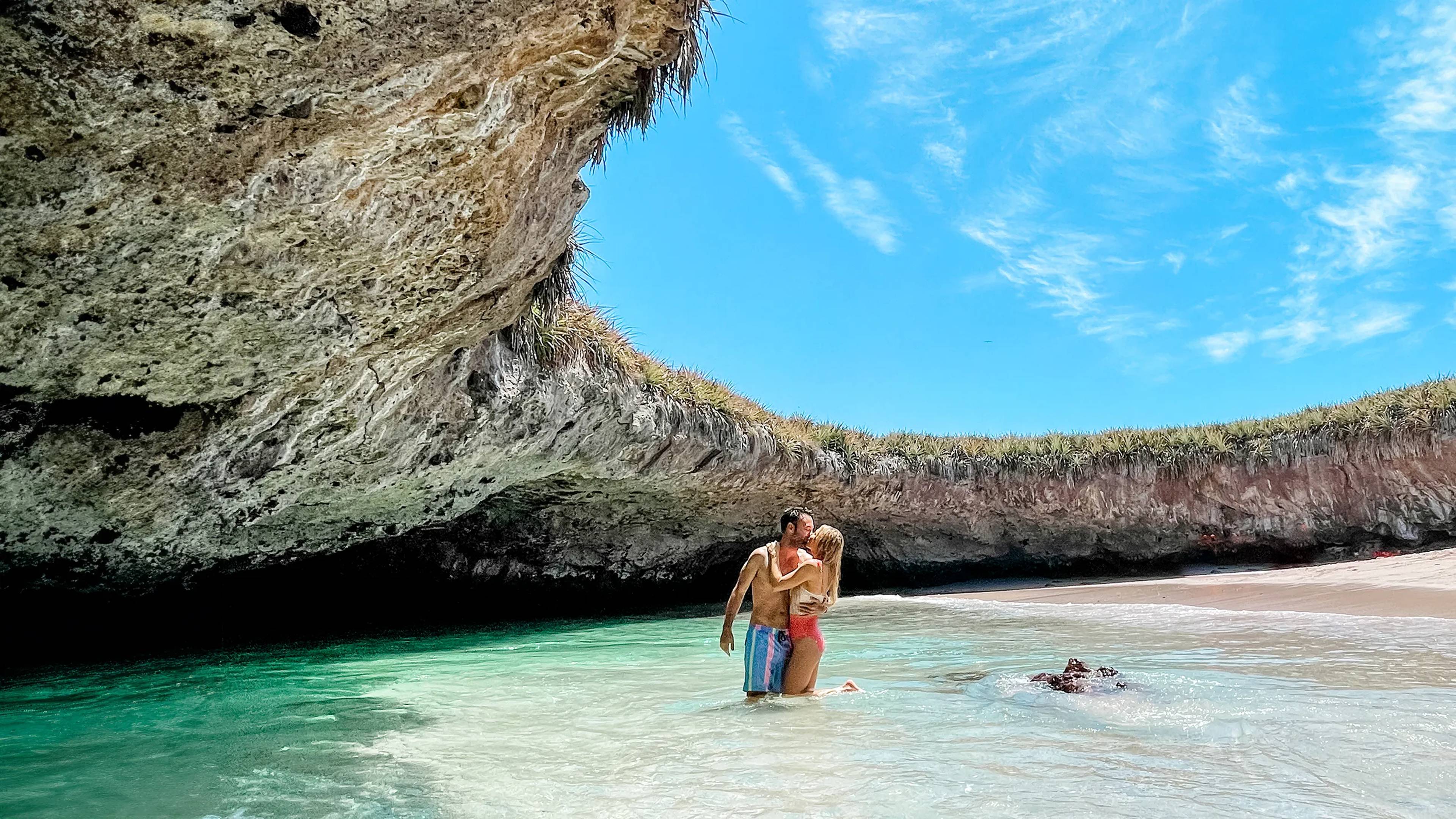 Romántica pareja en la Playa Escondida de las Islas Marietas.