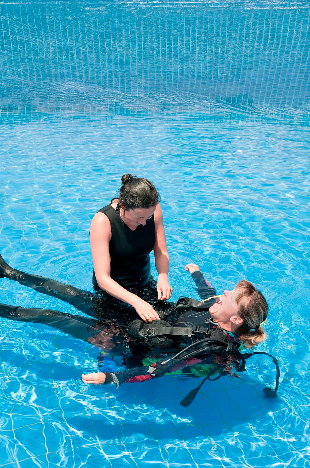 Buzo profesional aprendiendo maniobras de rescate durante el Curso PADI Rescue Diver en Puerto Vallarta.