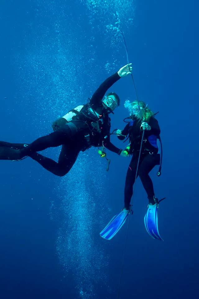 Scuba diver taking the PADI Advanced Open Water certification in Puerto Vallarta with a Dive Master.