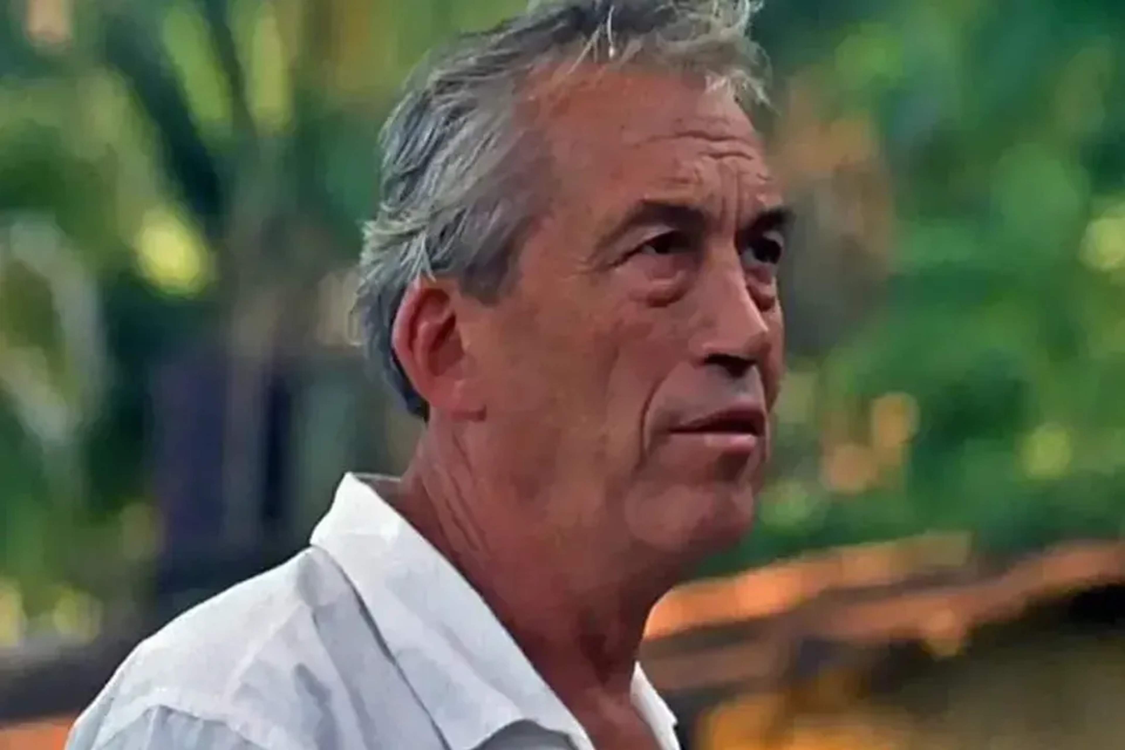 Retrato a color de un reconocido cineasta en Las Caletas, rodeado de selva tropical que inspiró creatividad en la costa del Pacífico mexicano.