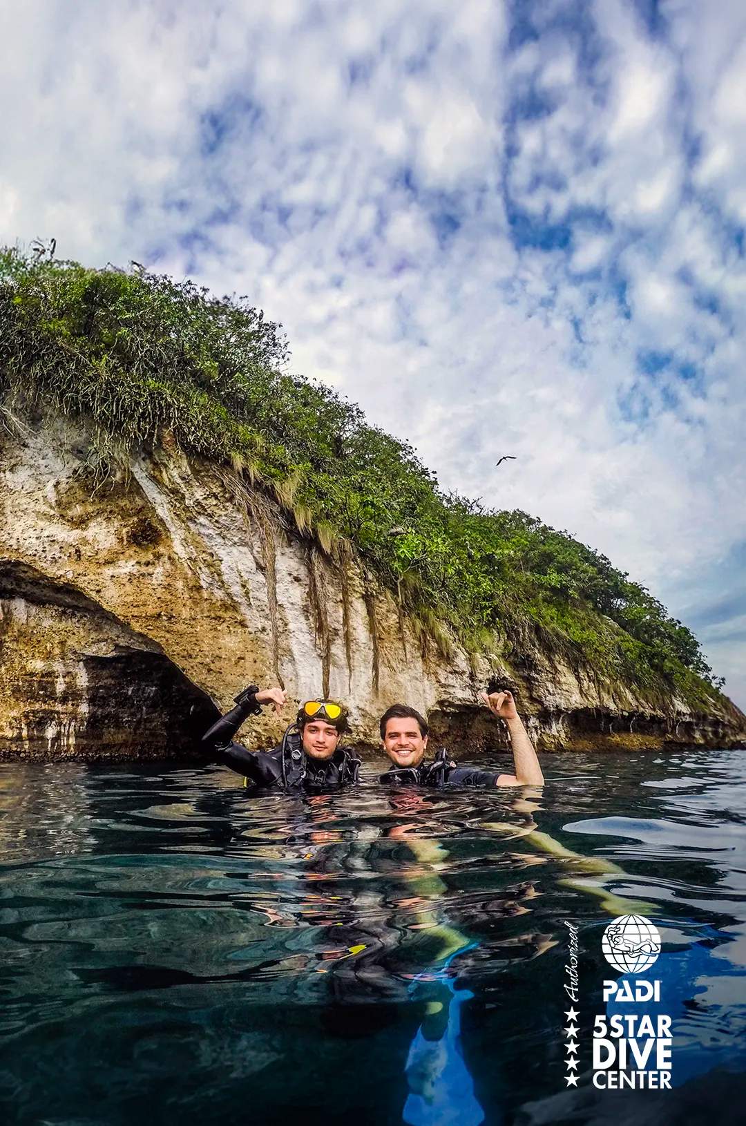 Divers enjoying a Scuba Diving tour to Los Arcos Puerto Vallarta.
