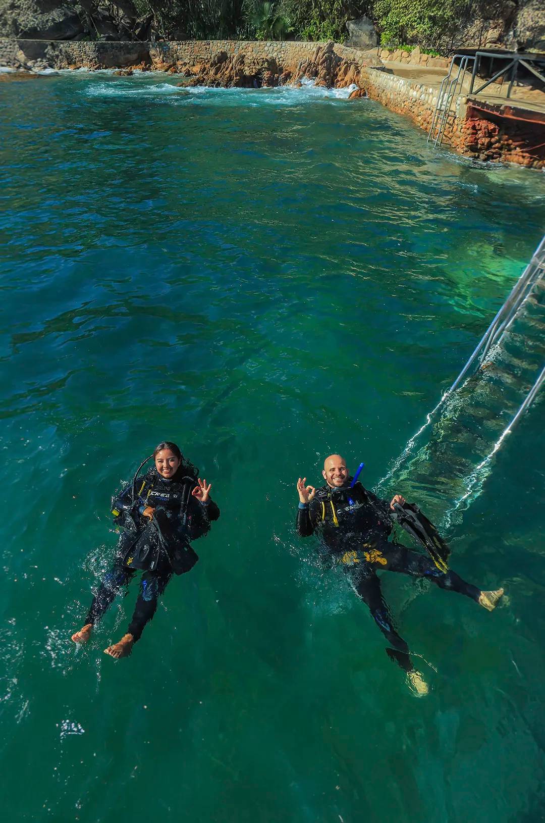 Buzos relajándose en Las Caletas Puerto Vallarta después de terminar su curso PADI Refresher.