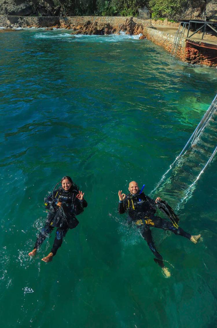 Divers relaxing at Las Caletas Puerto Vallarta after finishing their PADI Refresher course.
