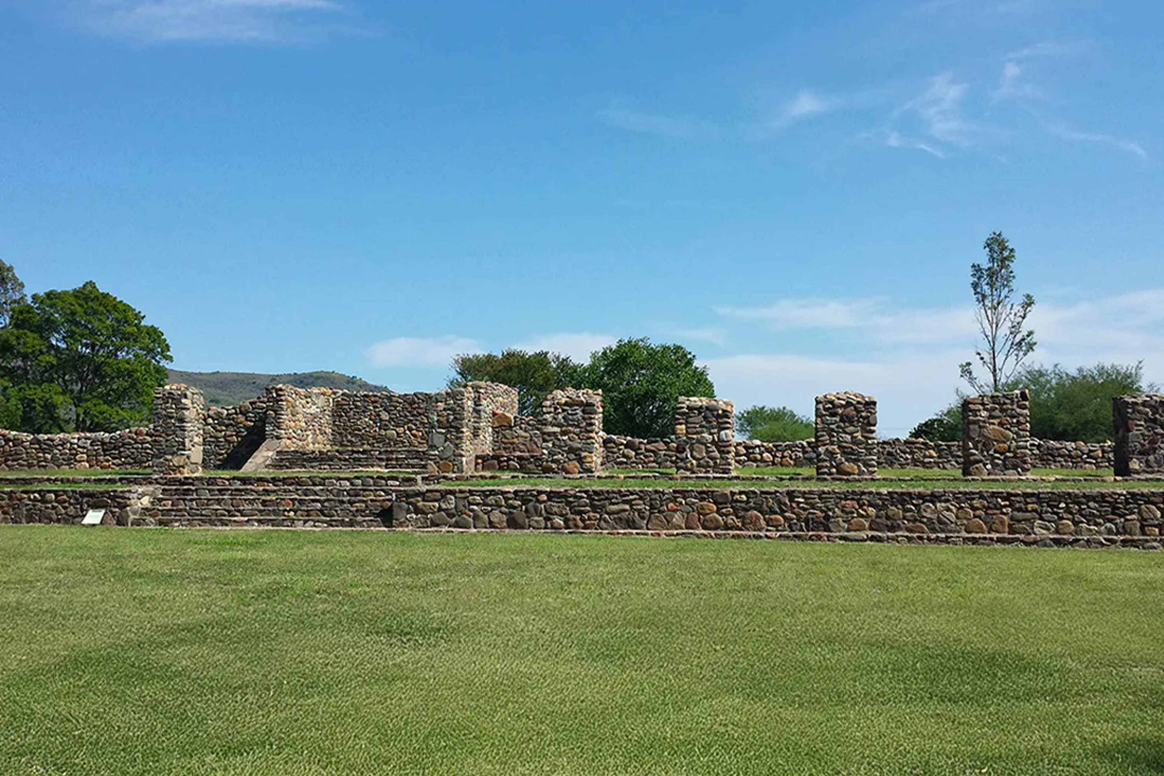 Ruinas arqueológicas y estructuras de piedra de Guachimontones en un tour cultural desde Puerto Vallarta.