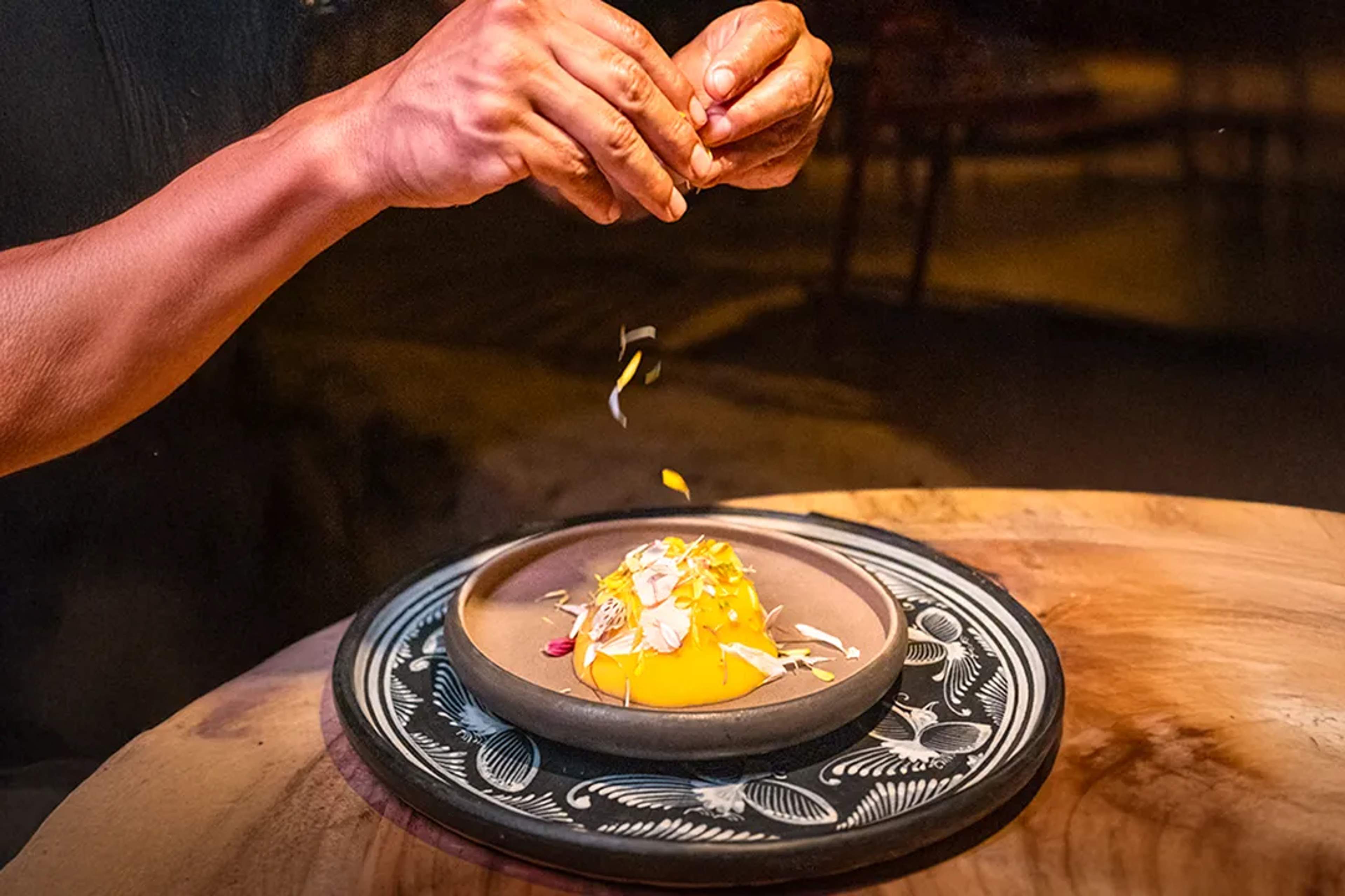 Postre gourmet servido en ALMA, Ritmos de la Noche, con cocina refinada inspirada en el Pacífico Mexicano