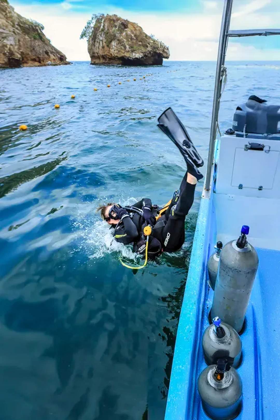 Buzo PADI entrando al Pacífico en Los Arcos durante certificación de buceo en Puerto Vallarta