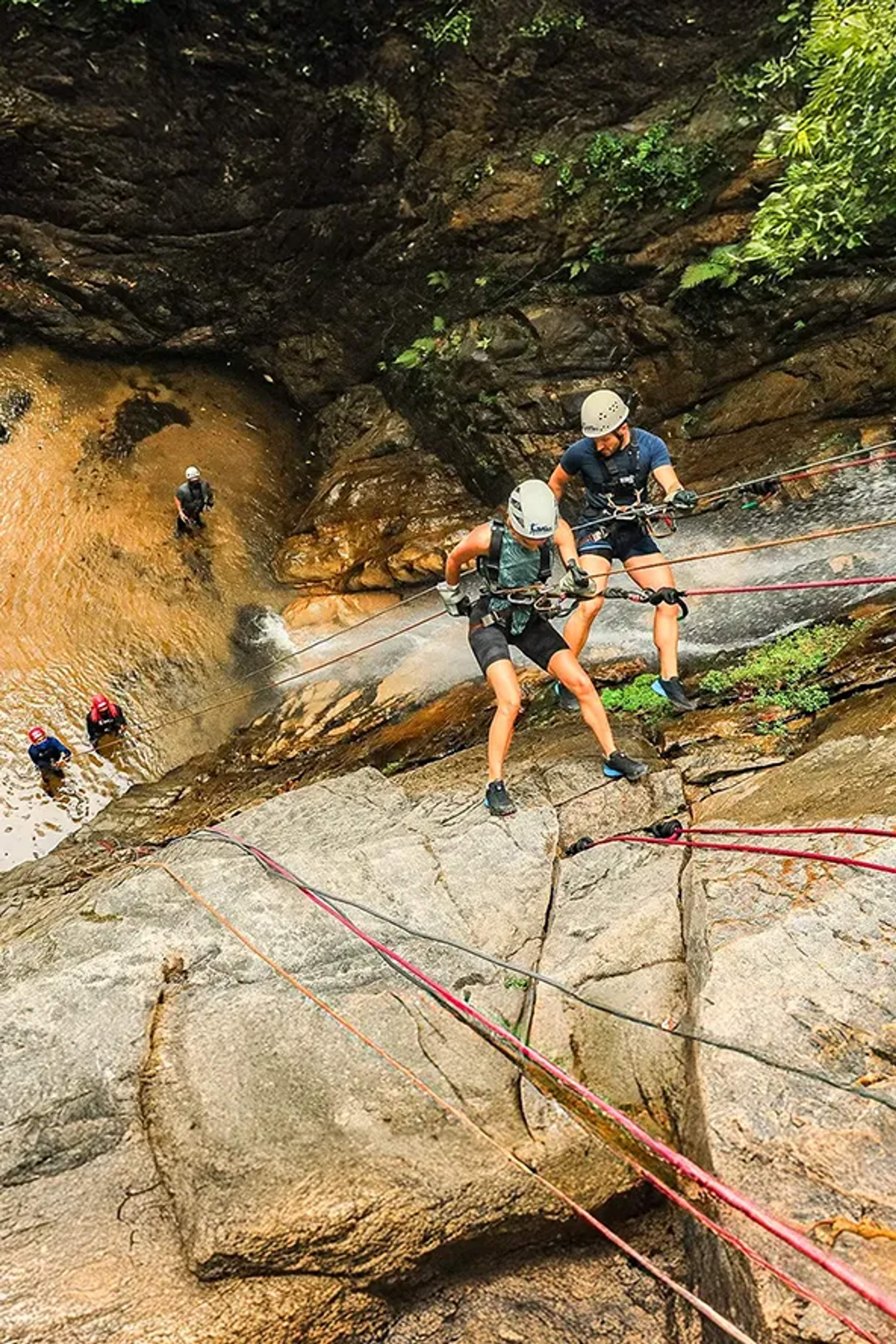 Aventureros descienden a rappel por una cascada rodeada de selva en un emocionante tour de Puerto Vallarta.