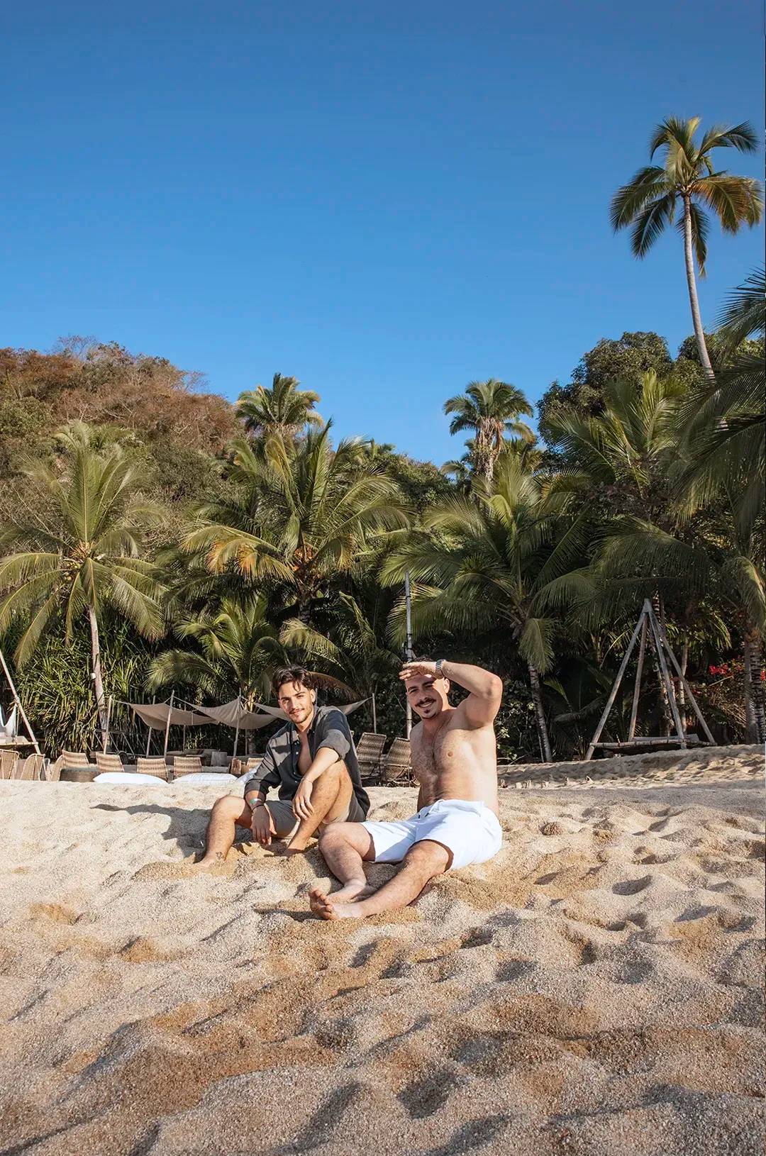 Amigos relajándose en la playa Majahuitas Puerto Vallarta.