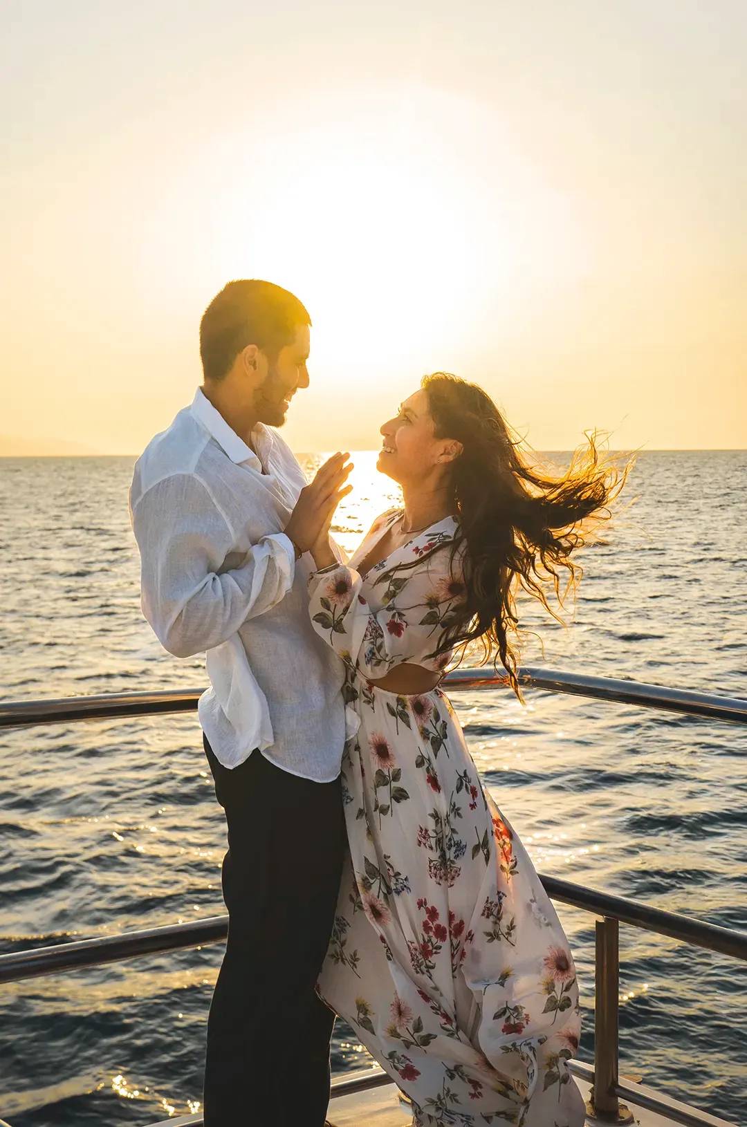 Pareja en crucero al atardecer rumbo a ALMA, Ritmos de la Noche – Premier, la mejor experiencia fine dining en Vallarta