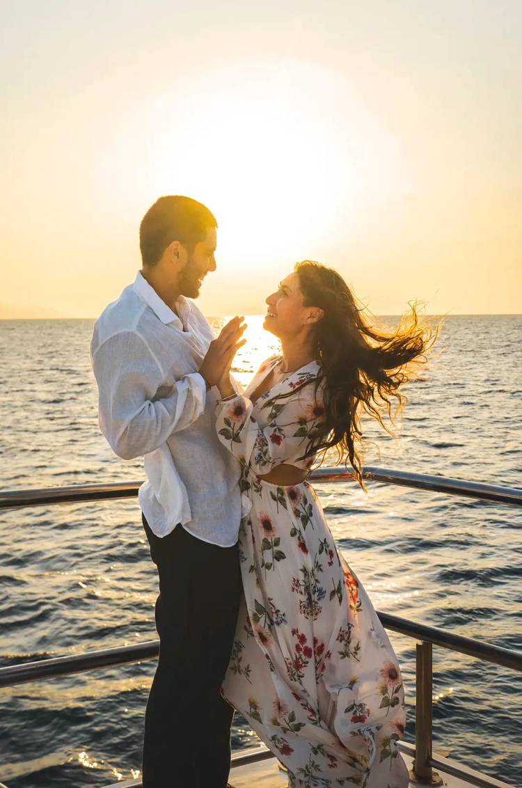 Couple enjoying sunset cruise to ALMA, Rhythms of the Night – Premier, Puerto Vallarta’s top fine dining show