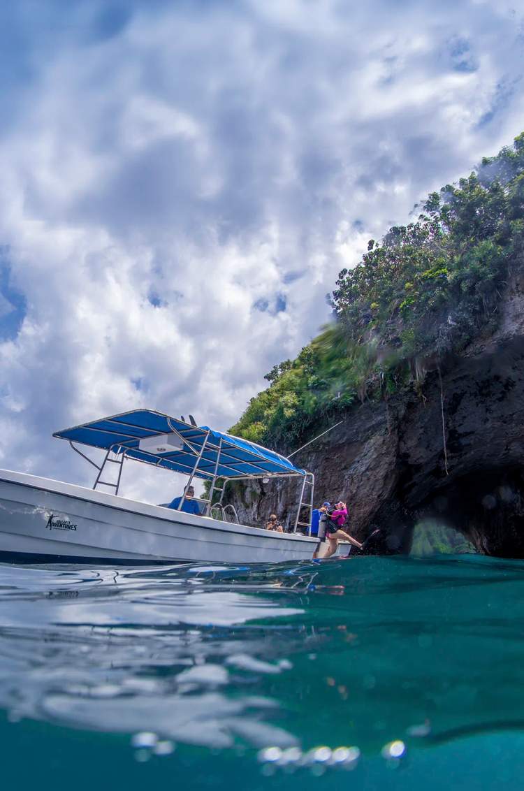 Comfortable roofed speed boat taking divers to Los Arcos Puerto Vallarta.