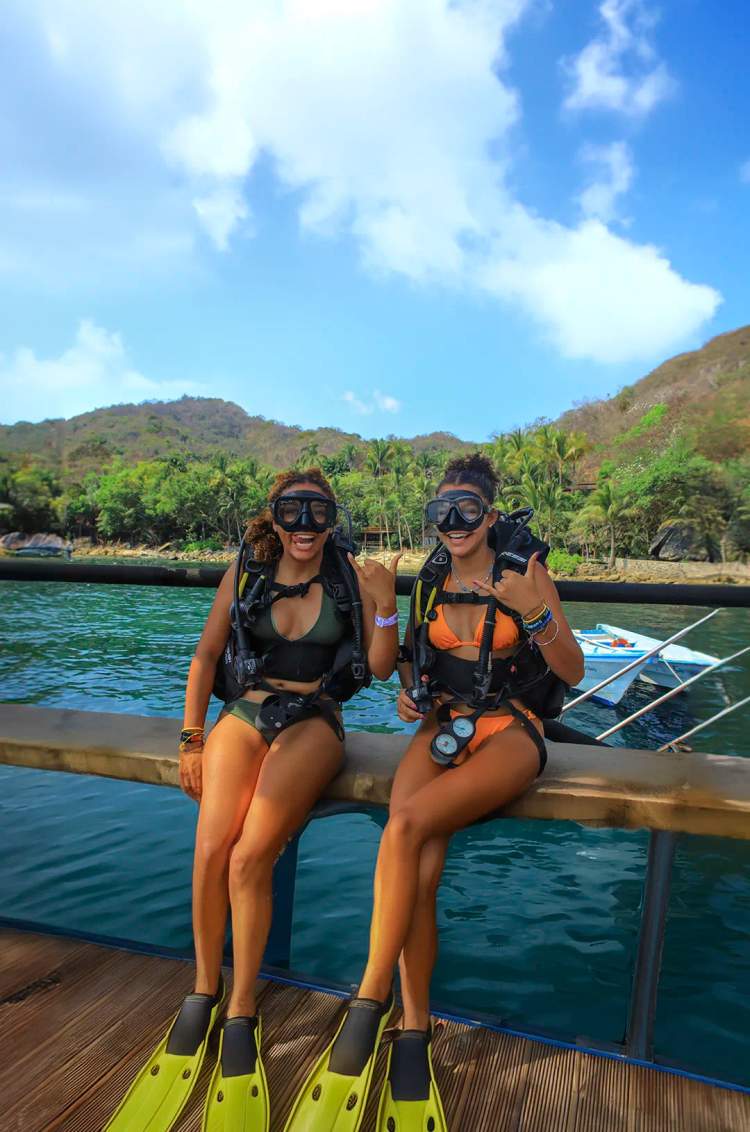 Amigas listas para bucear en Puerto Vallarta, en el entorno tropical de la playa Las Caletas.
