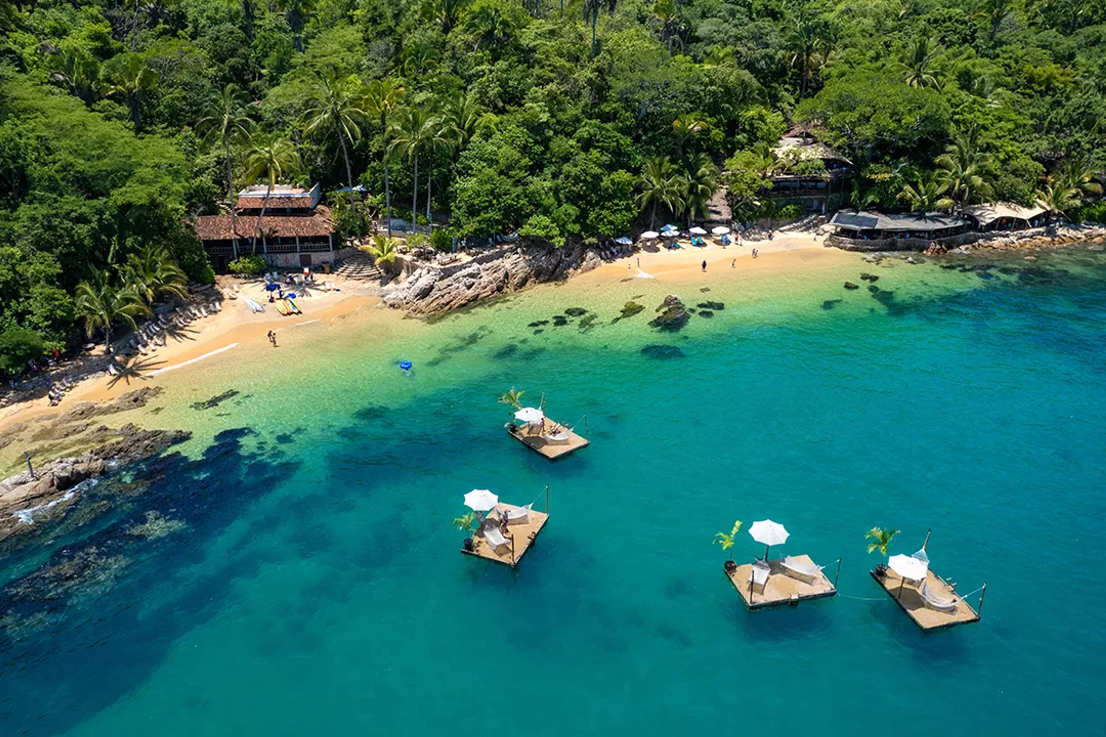 Las Caletas en Puerto Vallarta con plataformas flotantes sobre aguas cristalinas turquesa.