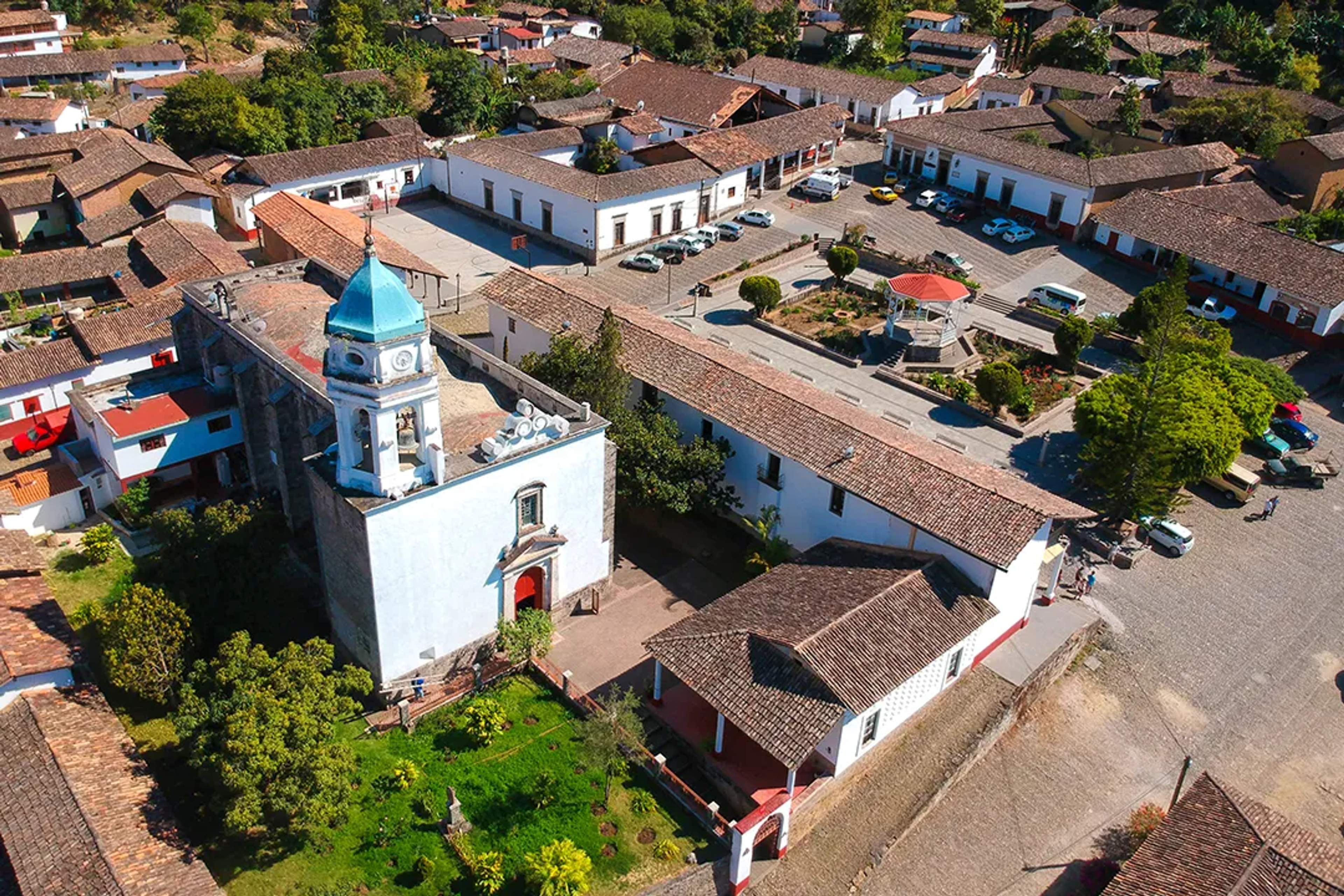 Plaza y iglesia de San Sebastián del Oeste en la sierra, tour cultural con Vallarta Adventures
