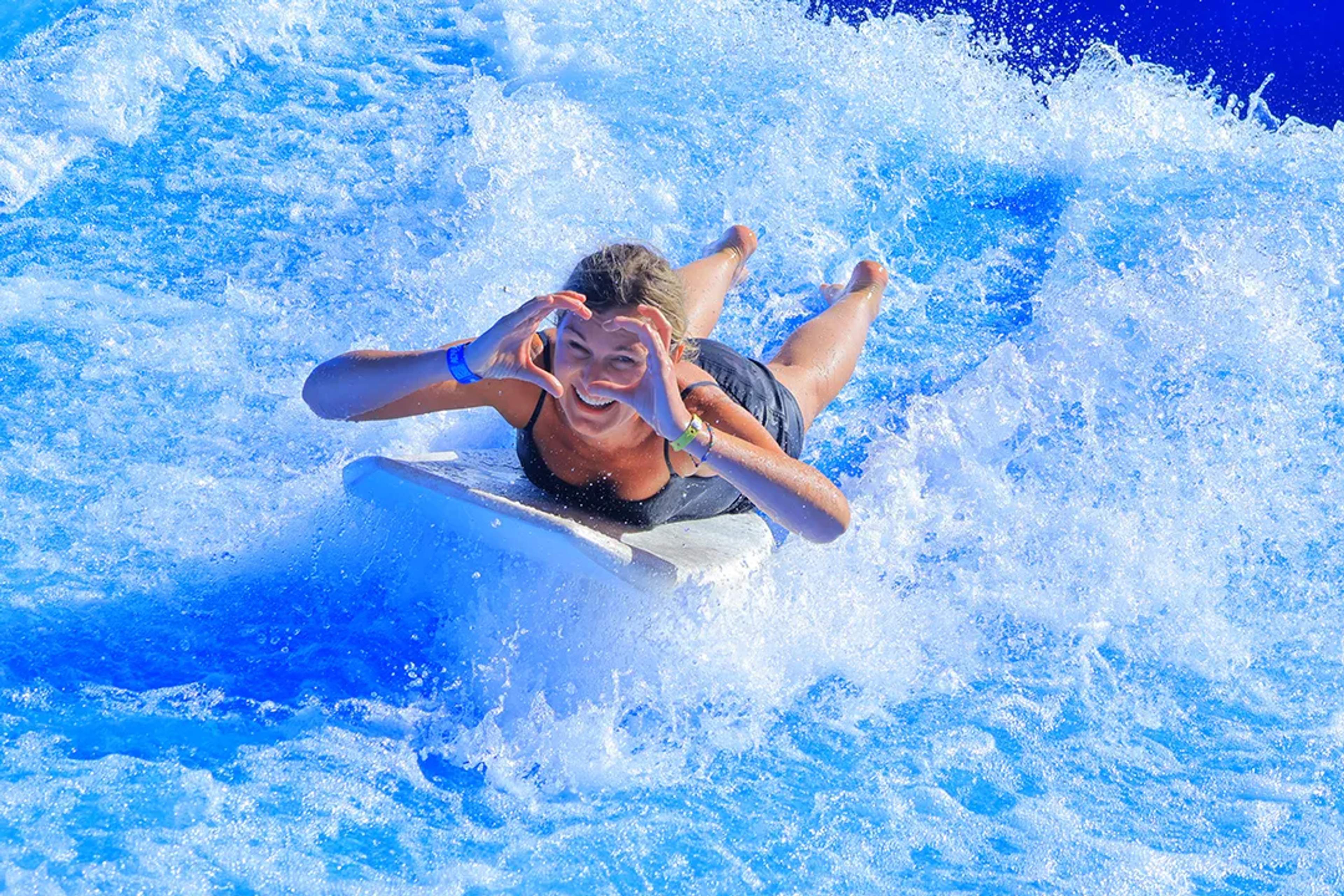 Mujer en el FlowRider de Las Caletas durante las actividades de The Cove de Vallarta Adventures