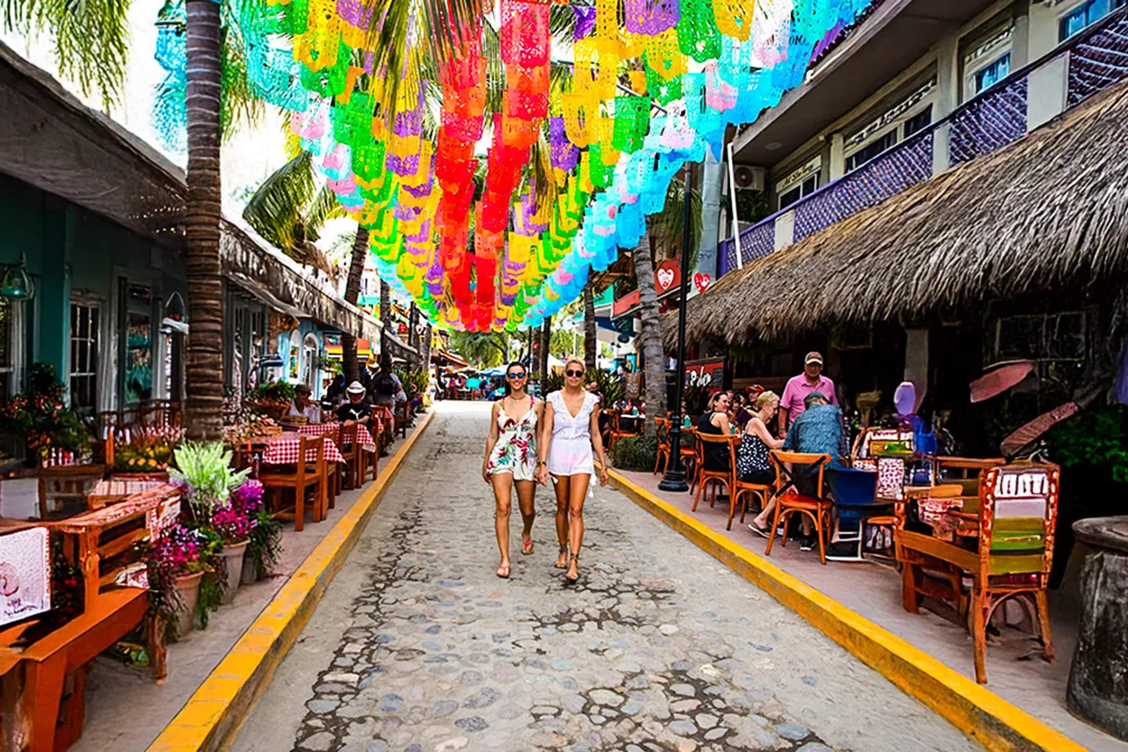 Recorre las coloridas calles de Sayulita en un tour desde Puerto Vallarta entre arte, tiendas y cultura.