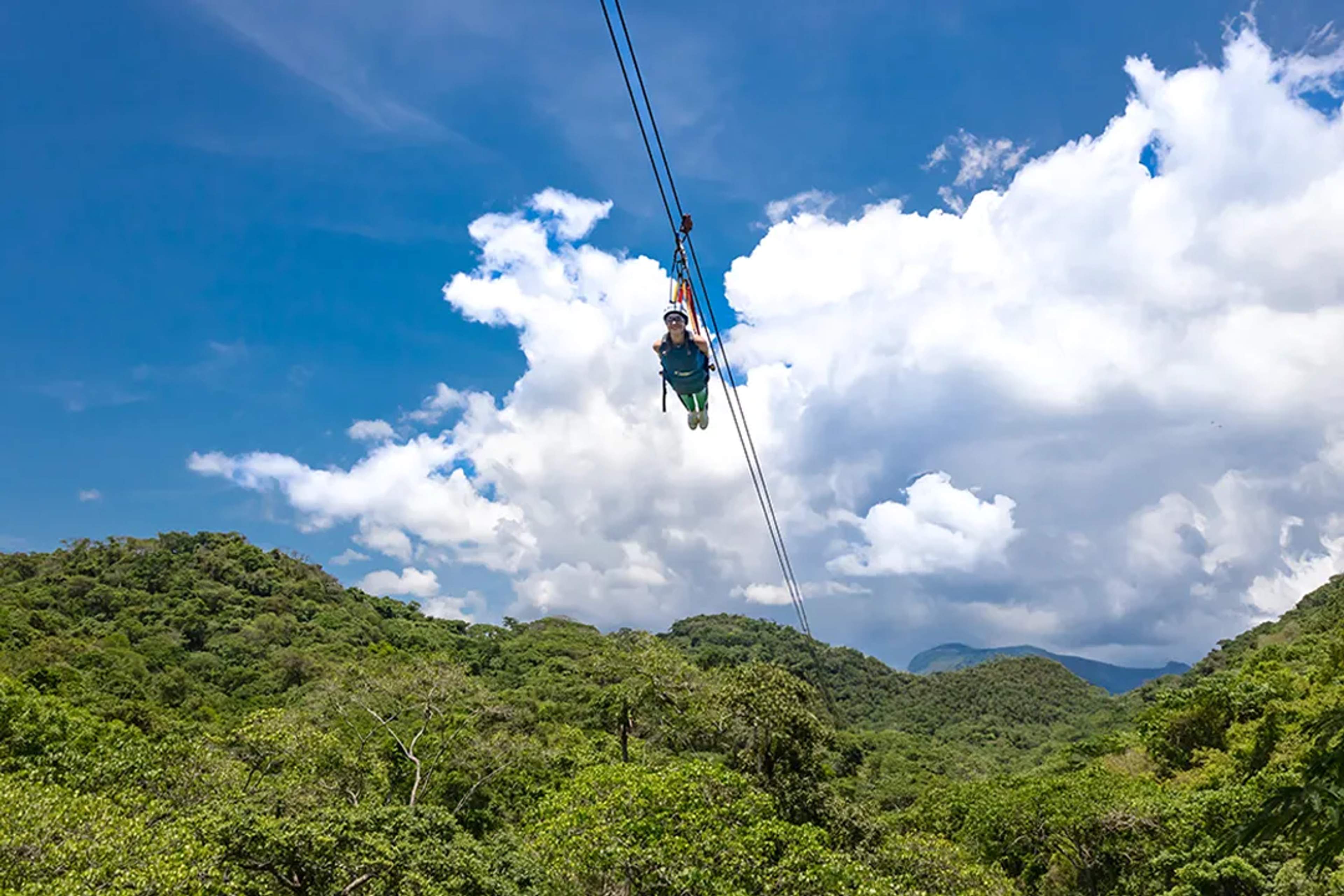 Tirolesa estilo Superman en Extreme Adventure sobre la selva de Puerto Vallarta y la Sierra Madre