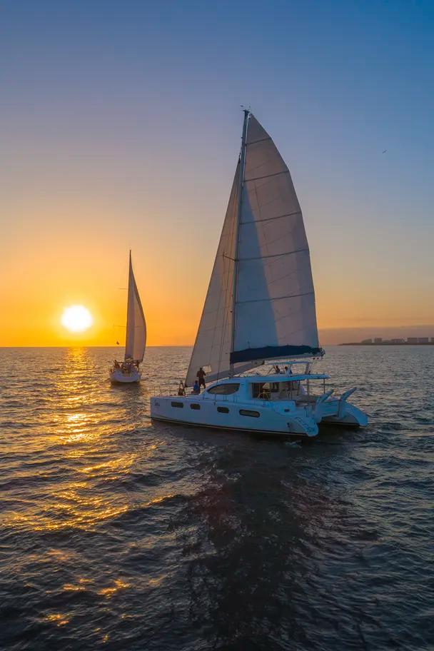 Velero al Atardecer, Solo Adultos