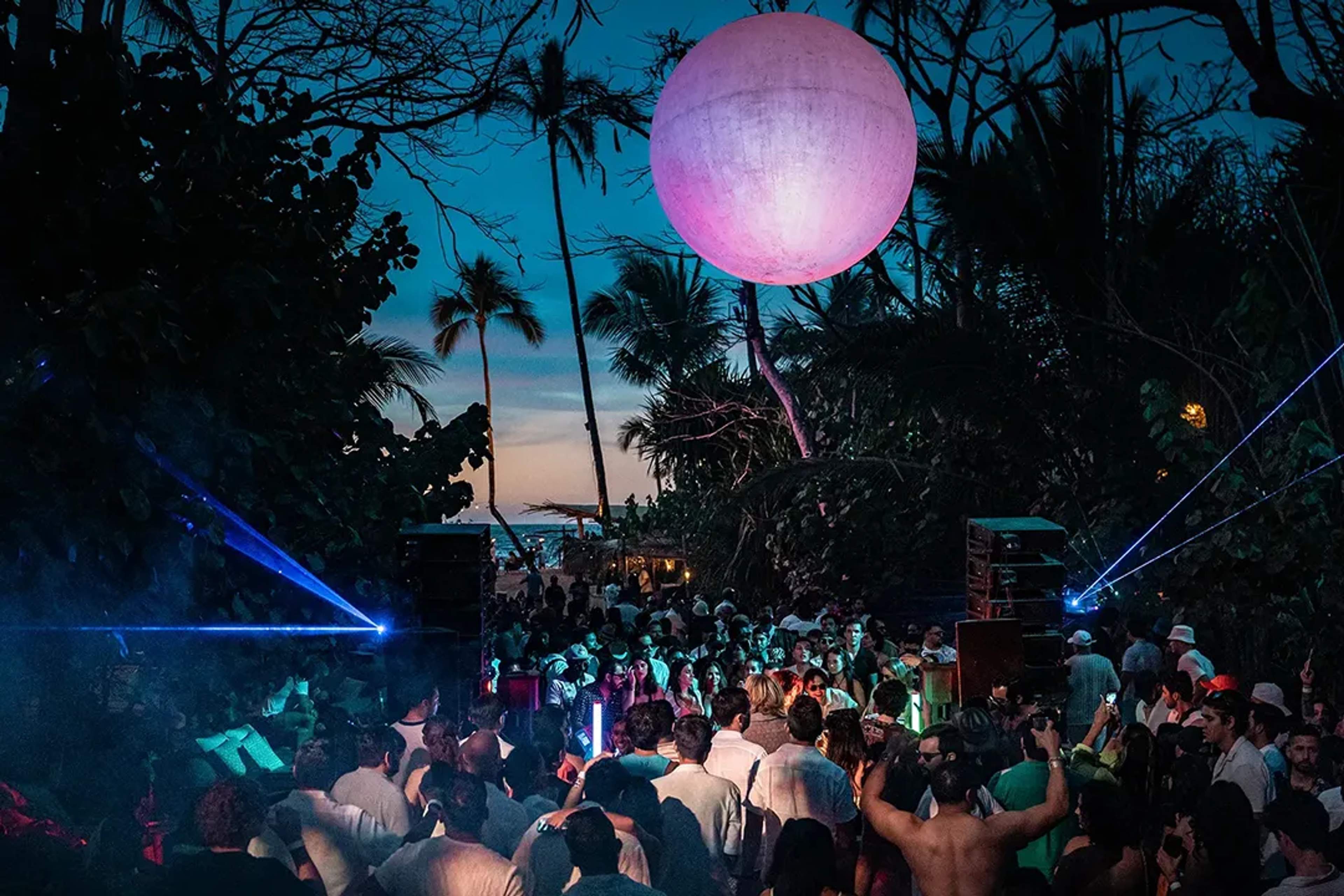 Fiesta en la playa de Majahuitas en Puerto Vallarta — festival de música electrónica con DJs, luces y ambiente junto al mar.