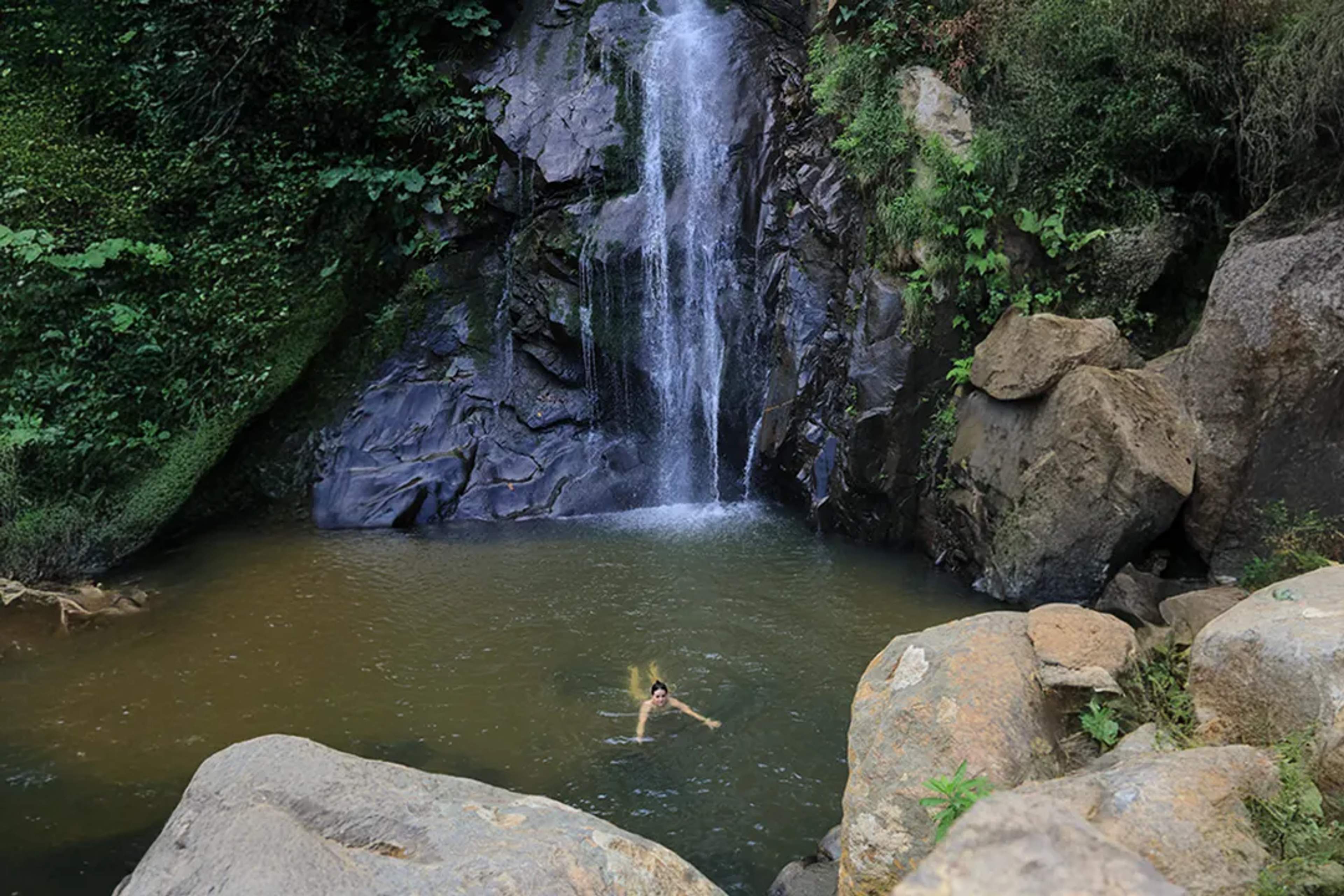 Nada bajo la Cascada de Yelapa en una aventura desde Puerto Vallarta entre selva y pozas naturales.