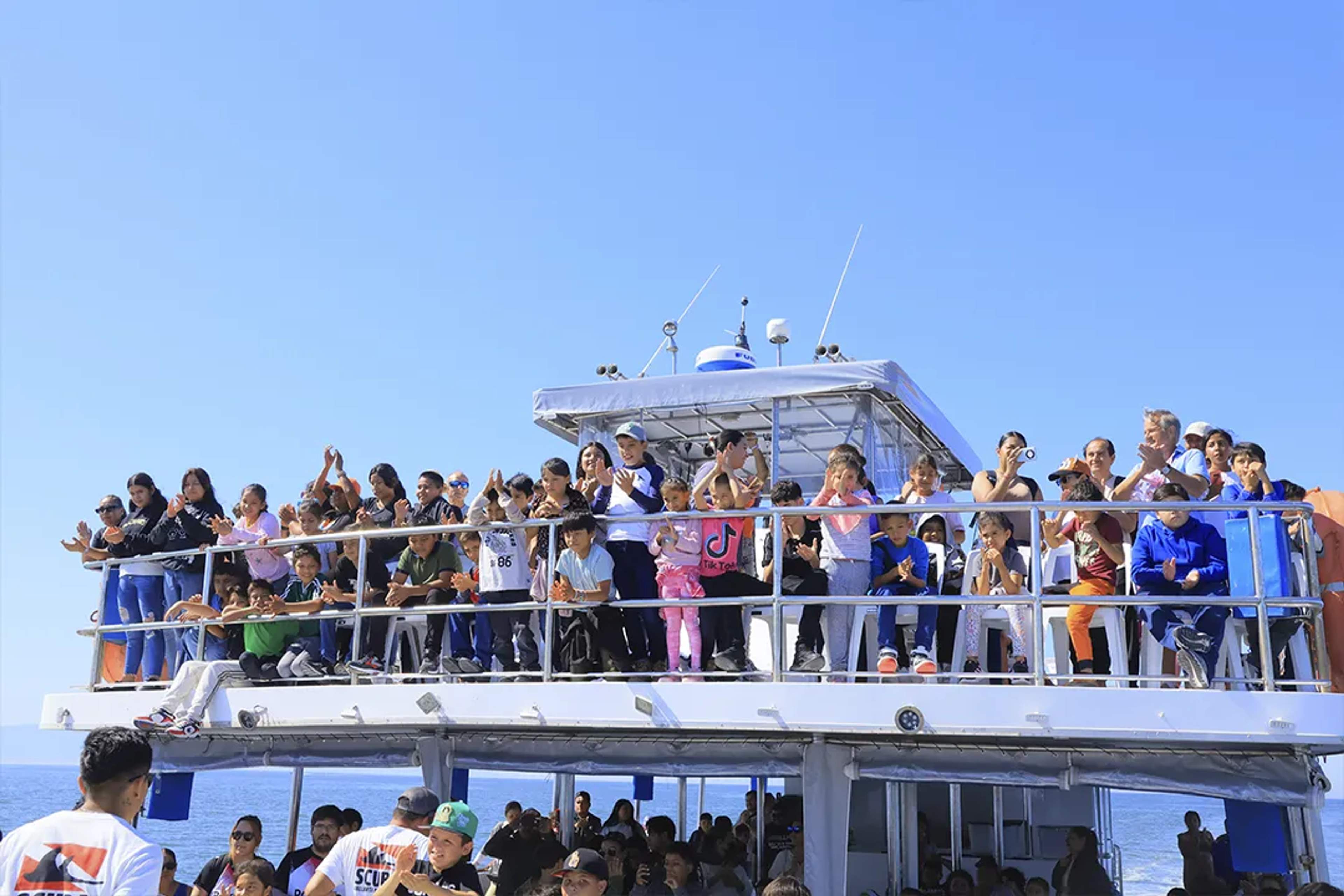 Niños disfrutando de un show en catamaran