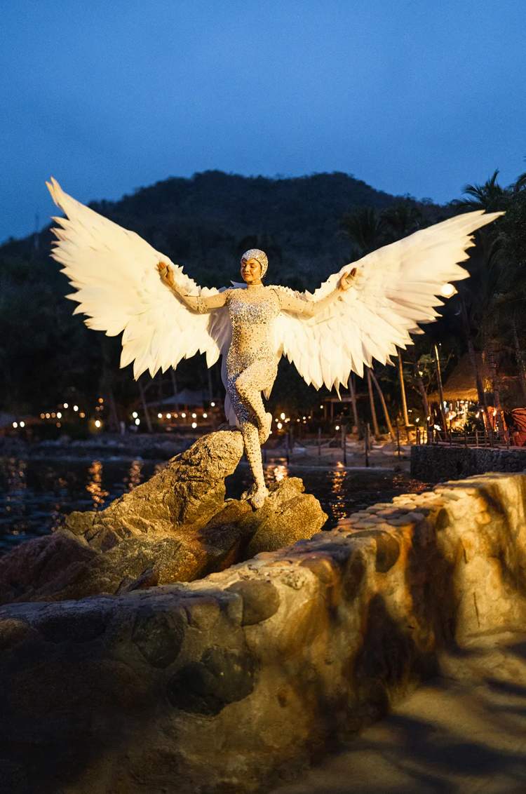 Artista alado en Ritmos de la Noche Premier, Año Nuevo en Puerto Vallarta