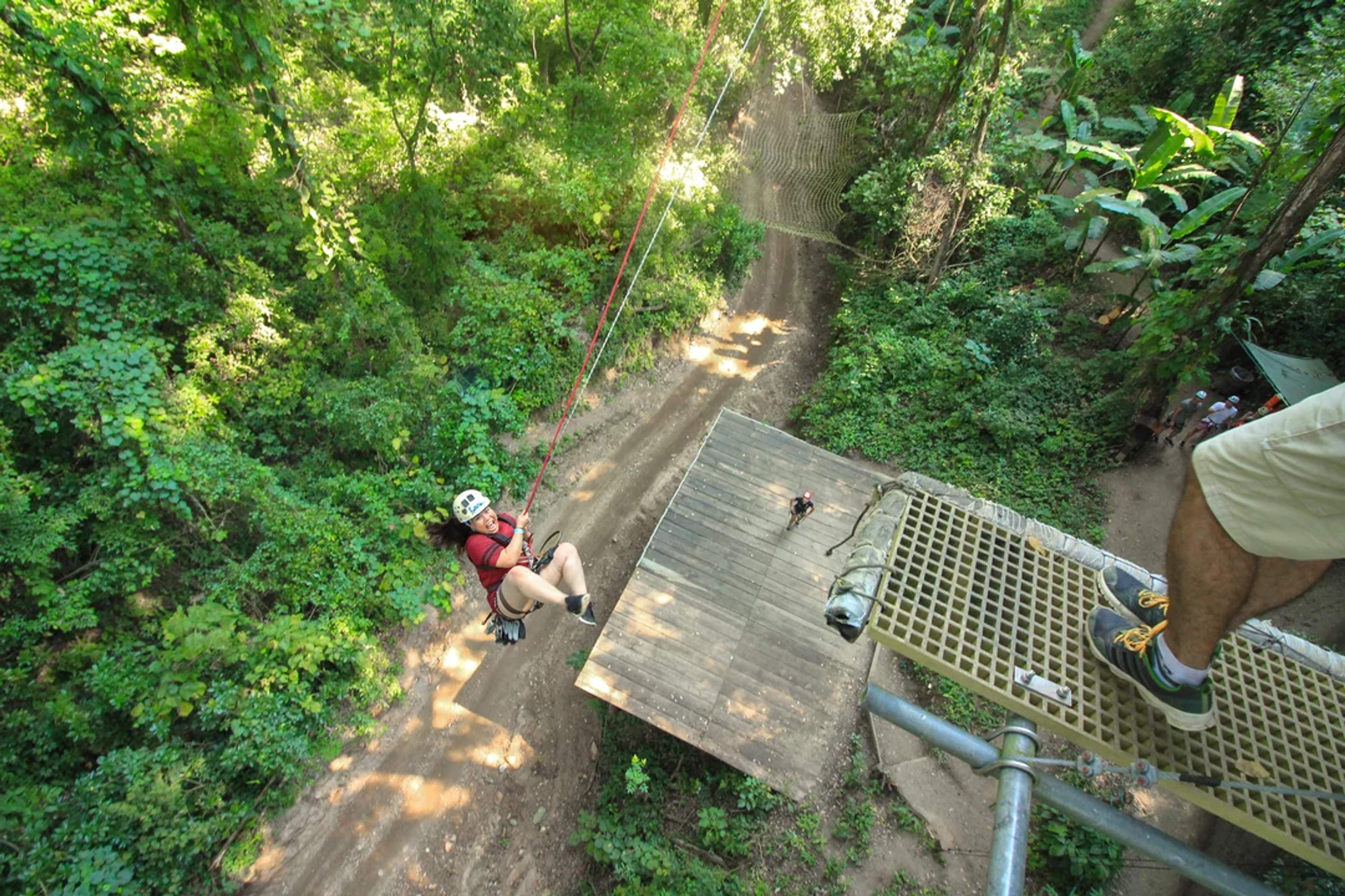 Turista disfruta un péndulo extremo sobre la selva en una aventura en Puerto Vallarta.