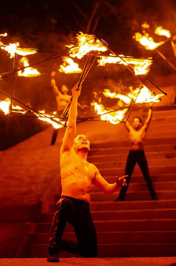 Show nocturno mágico en Las Caletas con luces, danza y selva bajo las estrellas.