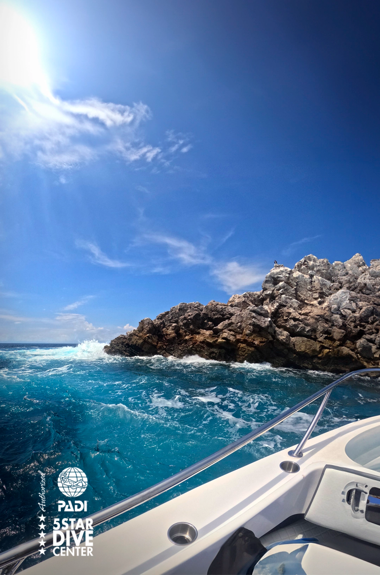Vista de La Corbeteña Puerto Vallarta desde una lancha de buceo.
