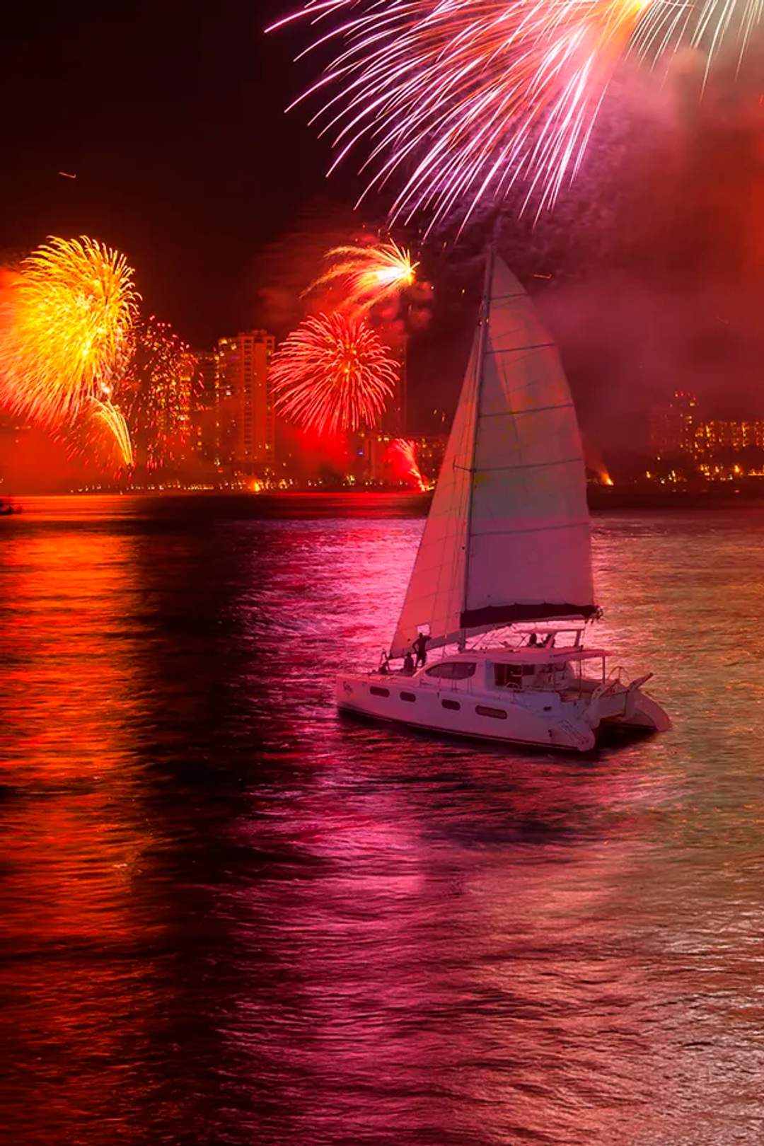 Disfruta el Año Nuevo en Puerto Vallarta a bordo de un elegante catamarán.