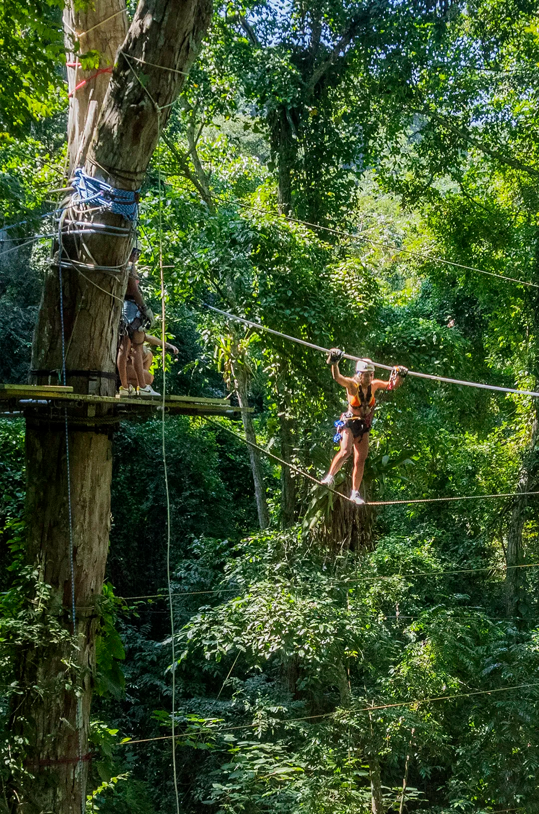 Chica disfrutando una de las mejores actividades para hacer con adolescentes en Puerto Vallarta.