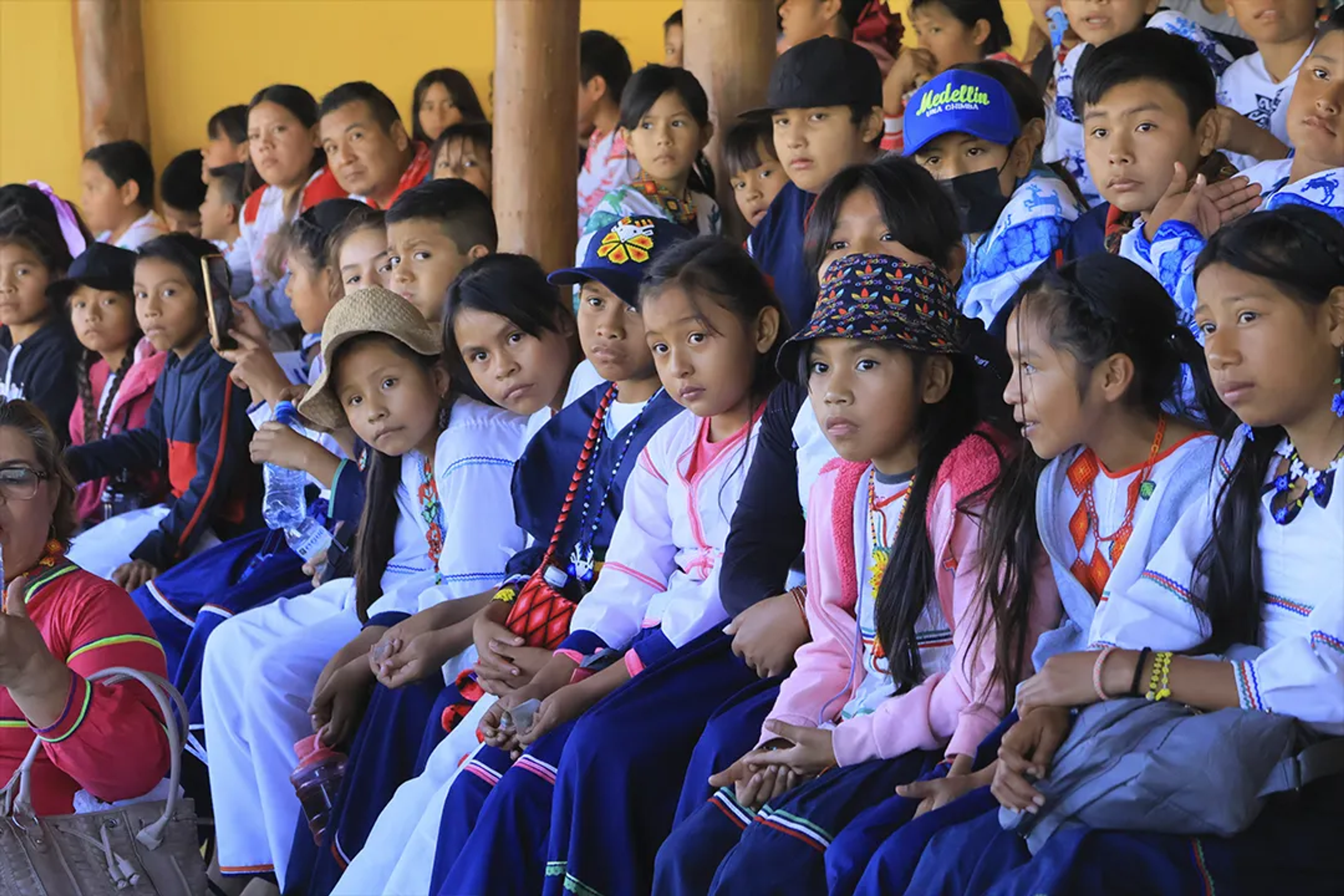 Niños escuchando una platica de conservacion de la ballena jorobada