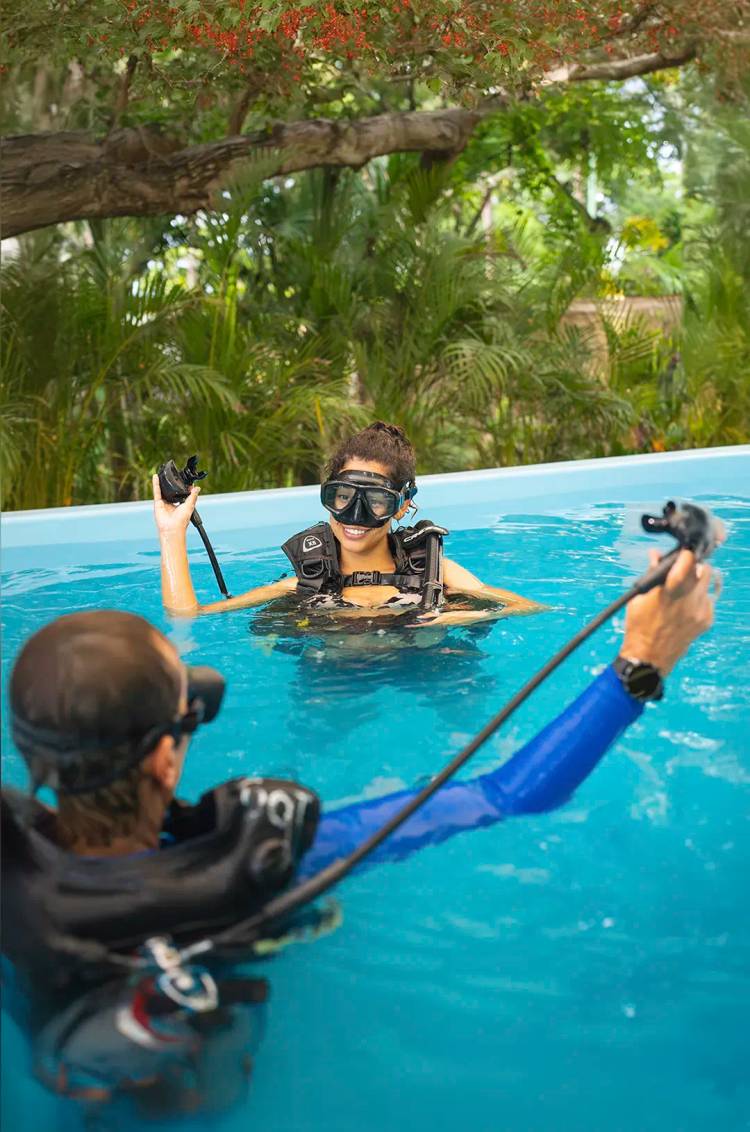 PADI Instructor teaching how to handle the scuba diving gear during Diving Lessons in Puerto Vallarta.