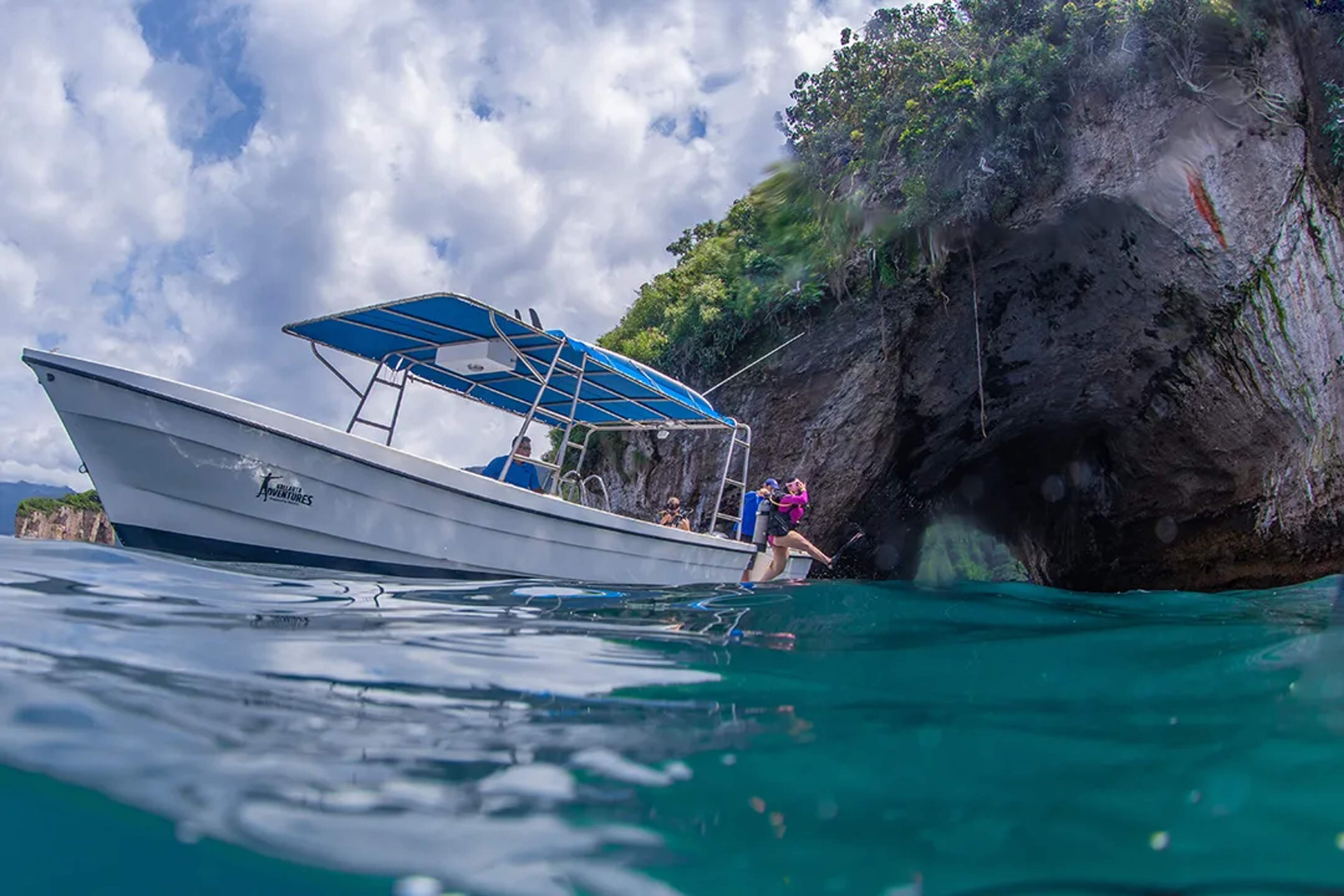 Buceo en Los Arcos con Vallarta Adventures explorando formaciones rocosas y arrecifes submarinos