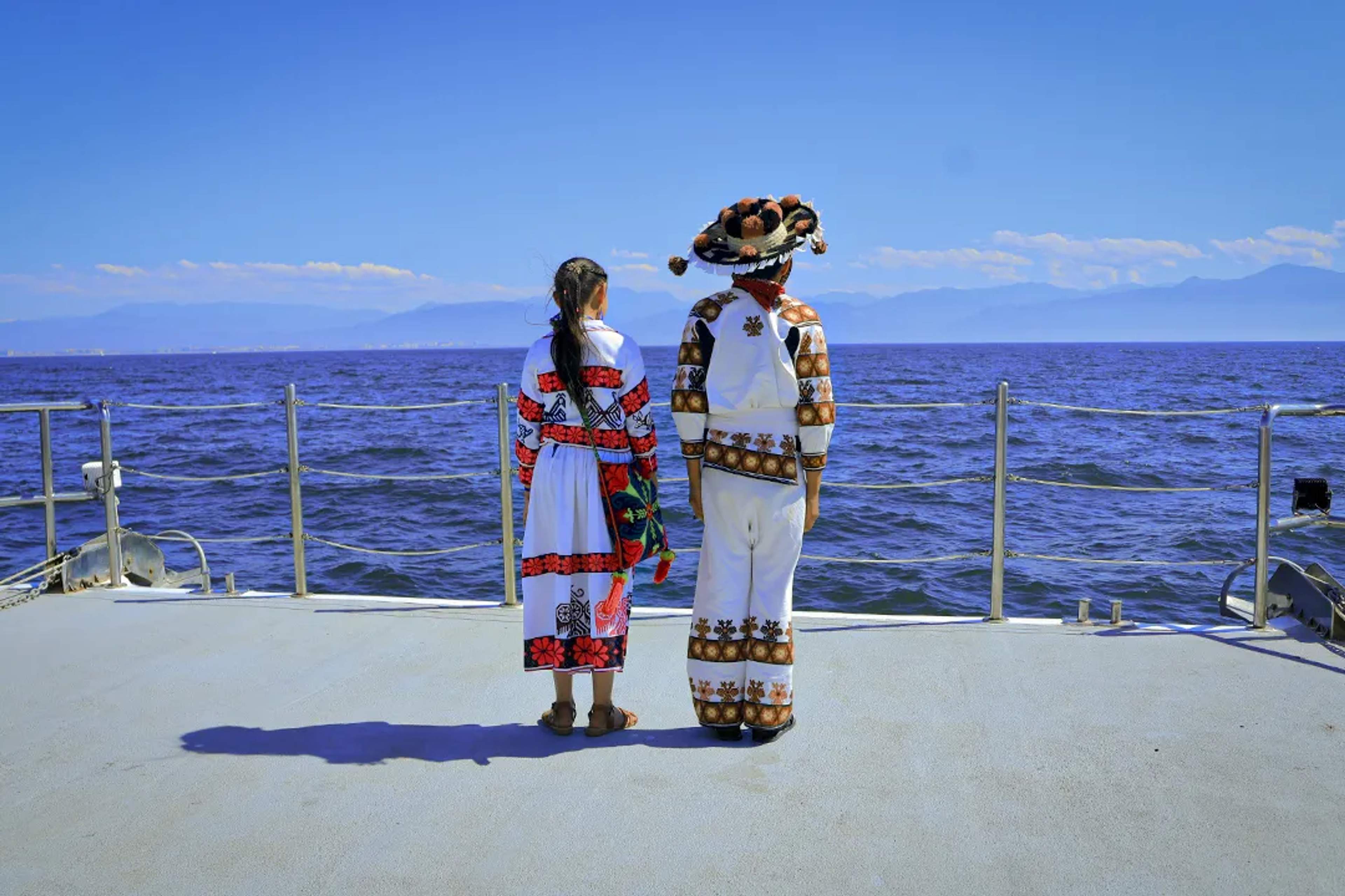 Couple of Kids looking into the horaizon during whale watching