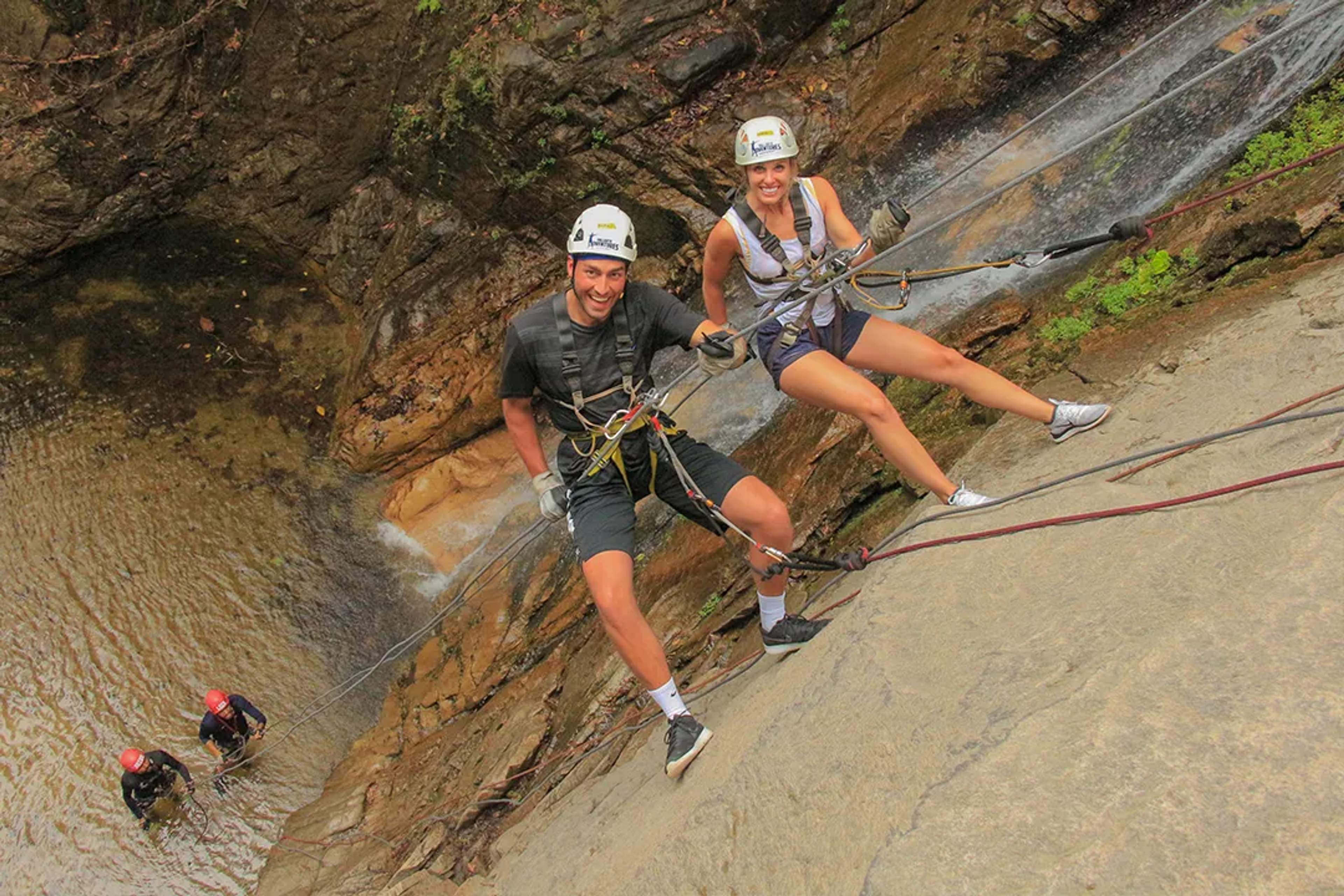 Rappel en cascada en selva tropical, tour guiado de aventura con equipo de seguridad y vistas escénicas