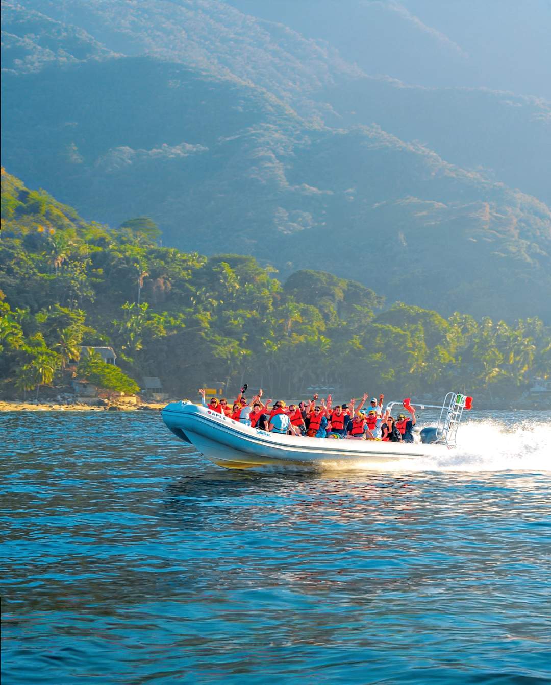 Lancha rápida a través de la bahía de Puerto Vallarta hacia Outdoor Adventure.