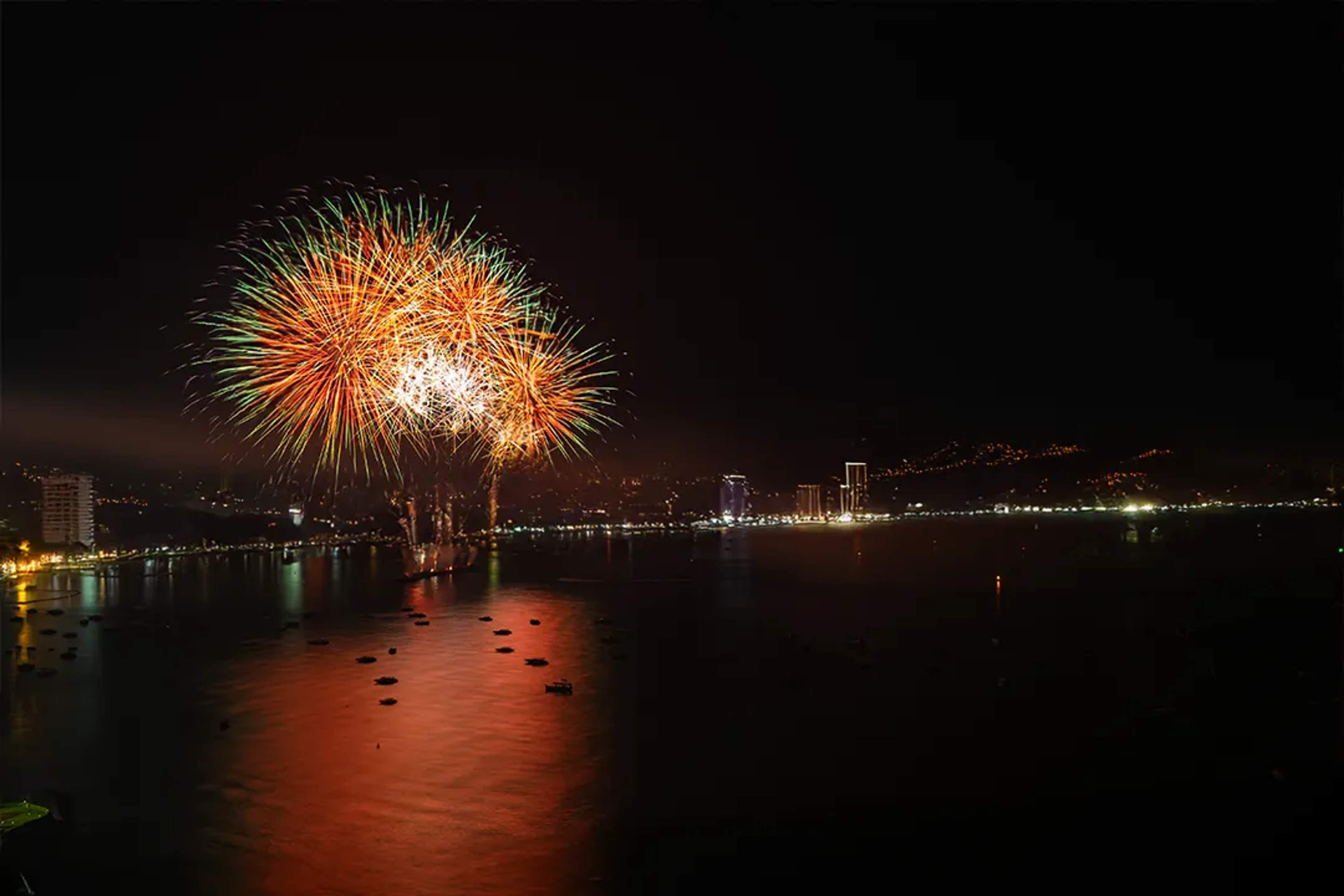 Fuegos artificiales del 4 de julio sobre Bahía de Banderas durante un paseo al atardecer en Vallarta