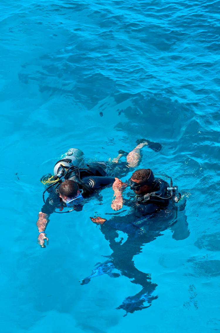 Student taking Scuba Diving lessons in Puerto Vallarta with the only PADI 5 Star Dive Center.