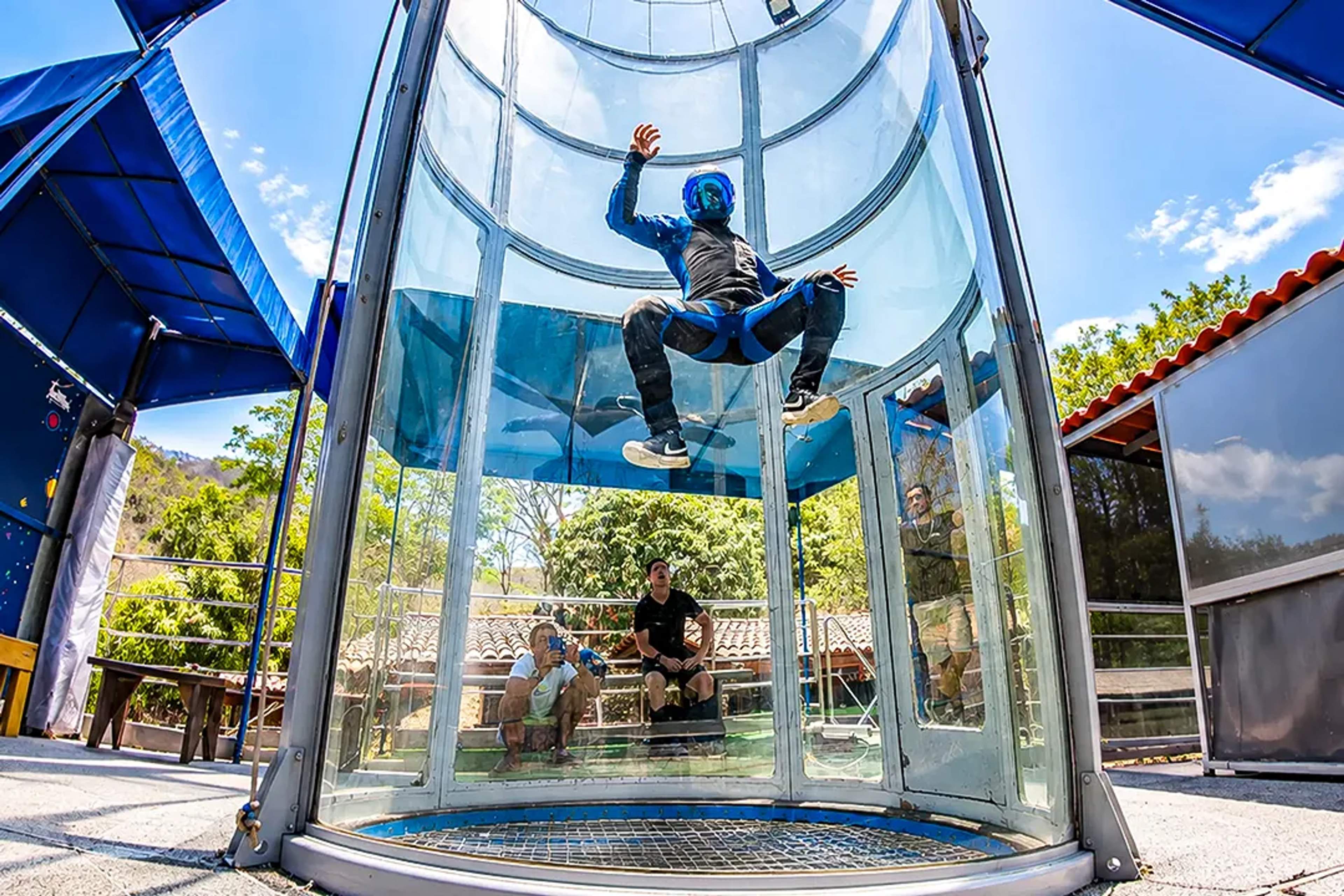 Vive la emoción de volar en un túnel de viento durante el tour de Extreme Adventure en Puerto Vallarta.