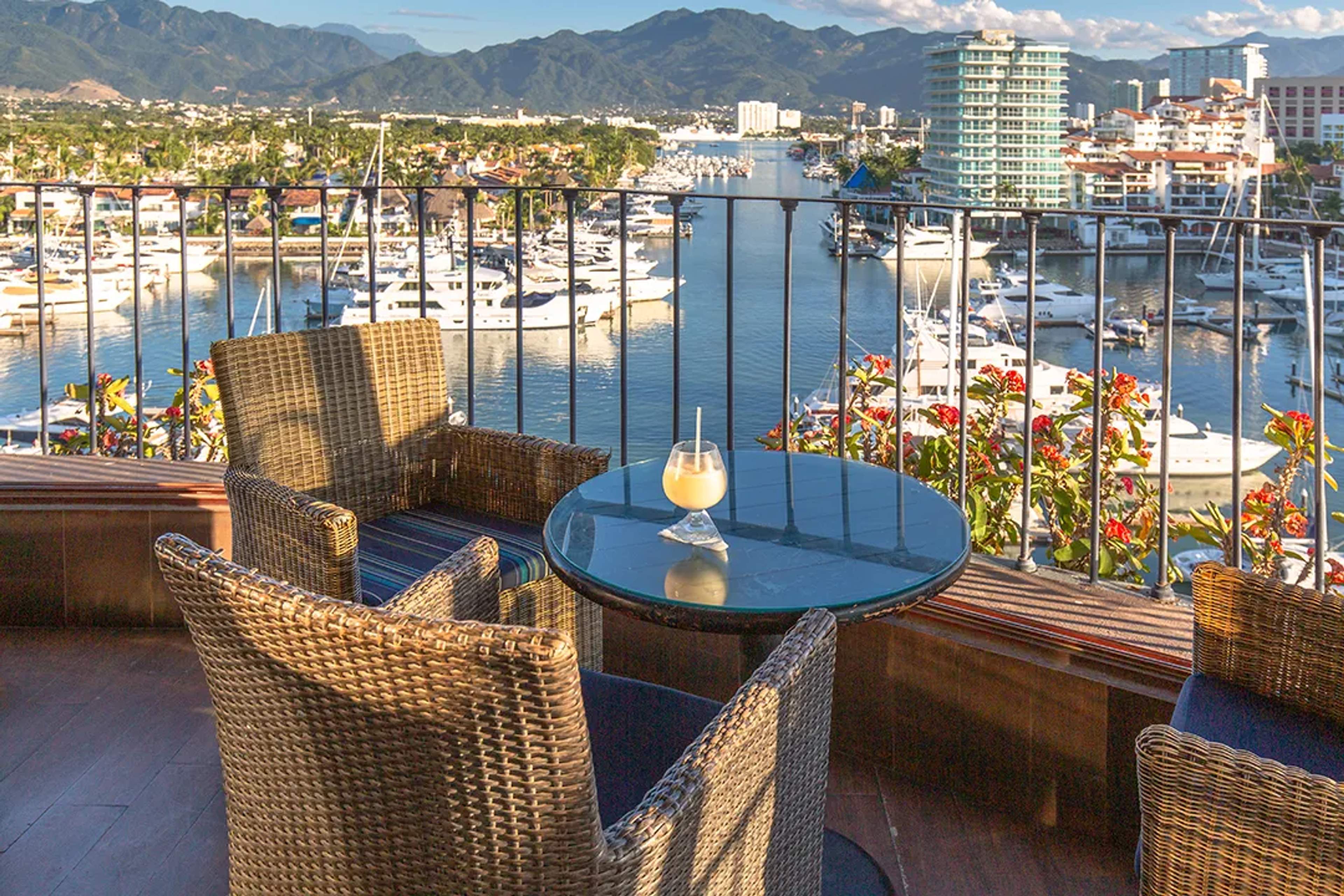 Vista panorámica de la marina desde una terraza en Marina Vallarta con yates y montañas