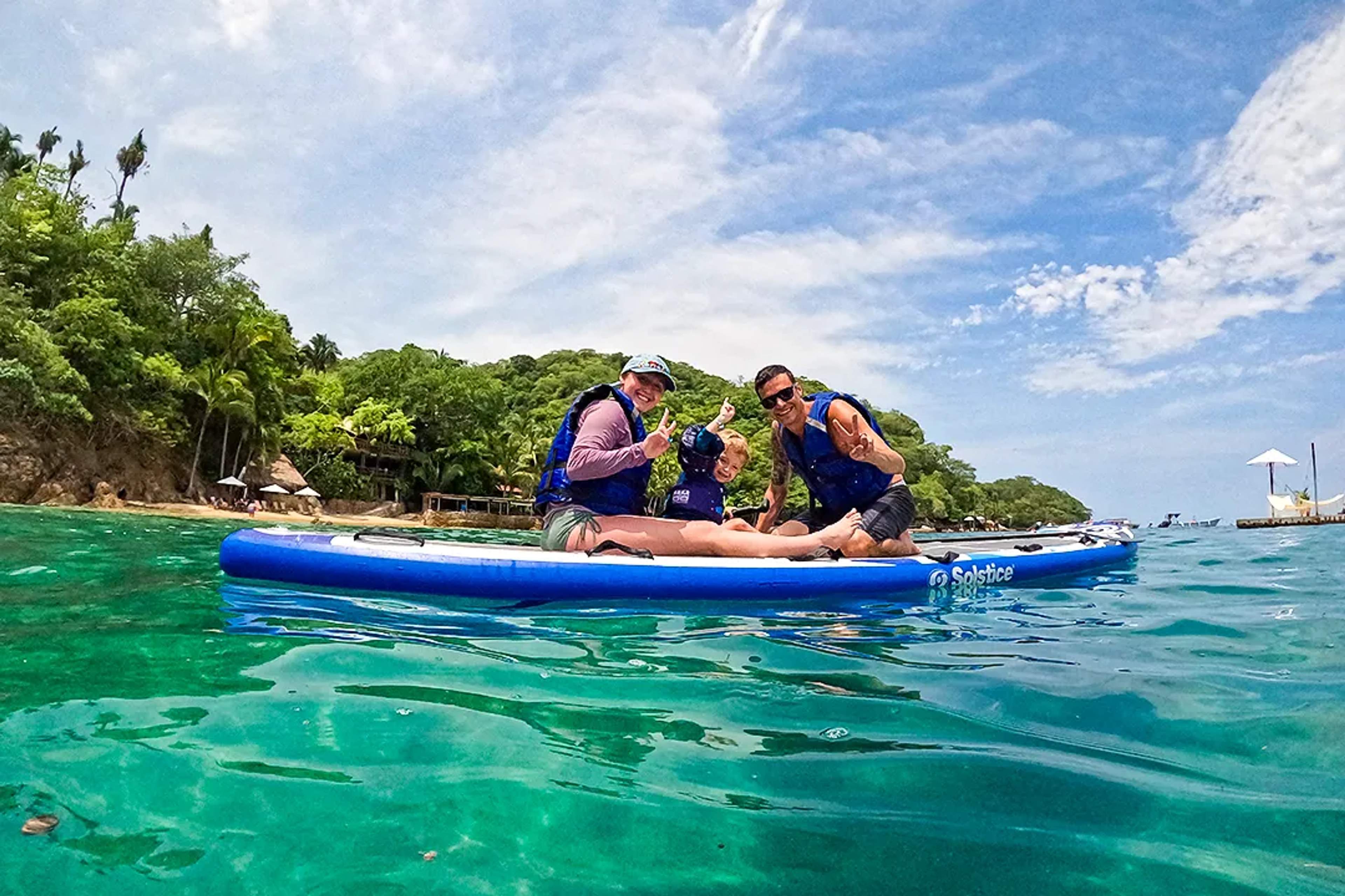 Formaciones rocosas con vegetación emergen de aguas turquesas en el Parque Nacional Los Arcos, cerca de Puerto Vallarta.