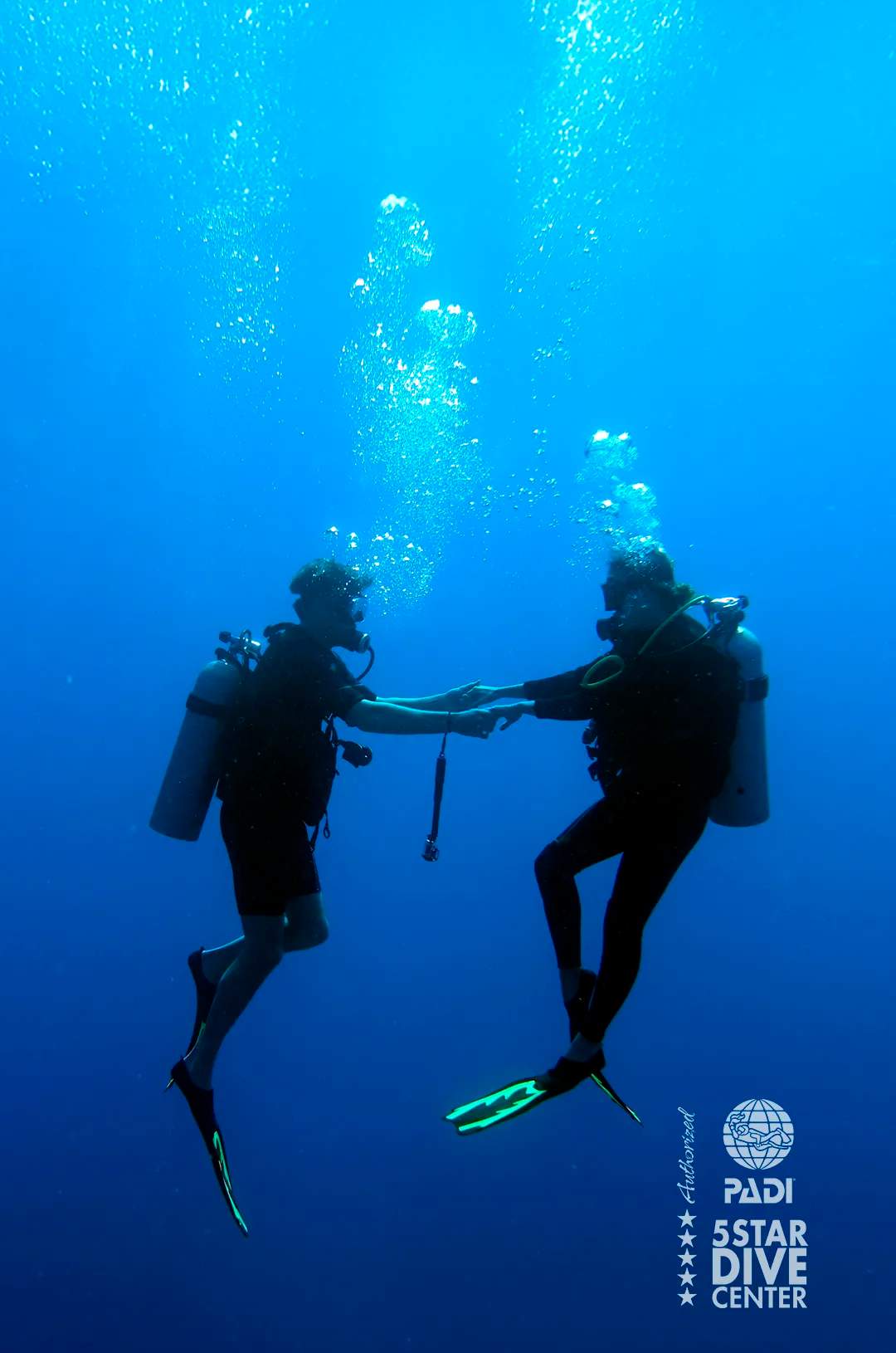 Instructor PADI en Puerto Vallarta brindando un curso Refresher para repasar conocimientos de buceo.