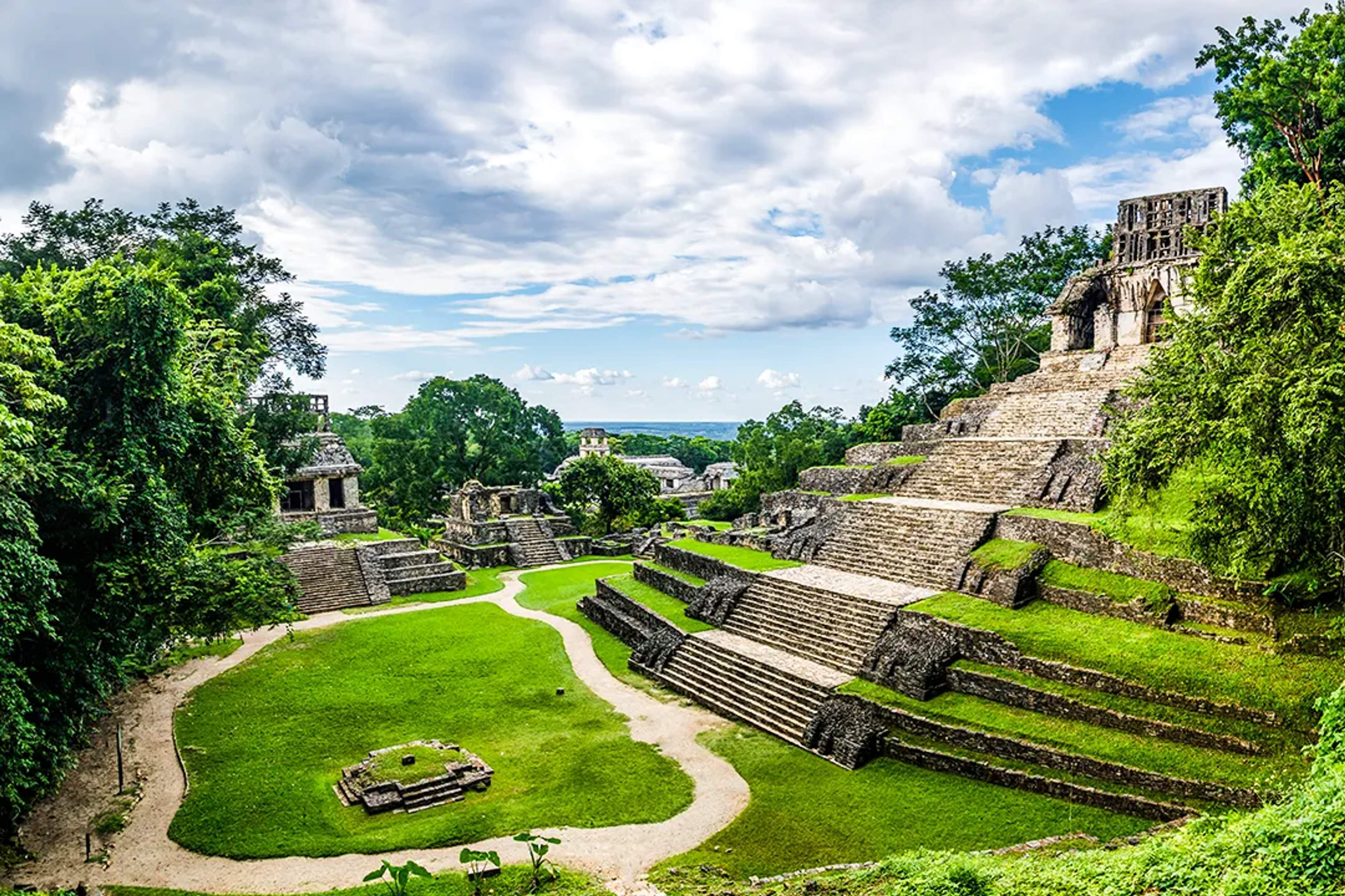 Antiguas ruinas mayas de Palenque rodeadas por la selva de Chiapas, México.
